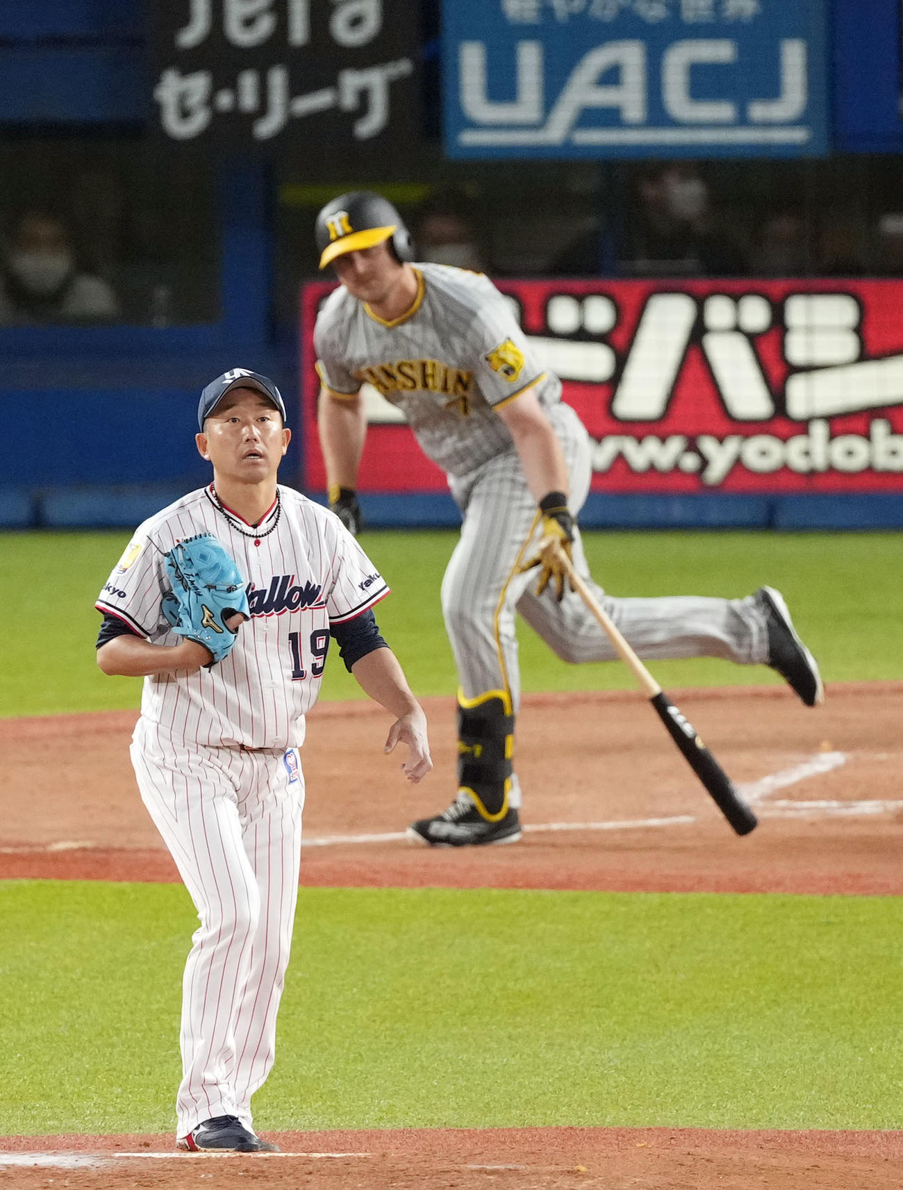ヤクルト対阪神　3回表阪神1死満塁、ノイジーに先制2点適時打を打たれる石川（撮影・狩俣裕三）