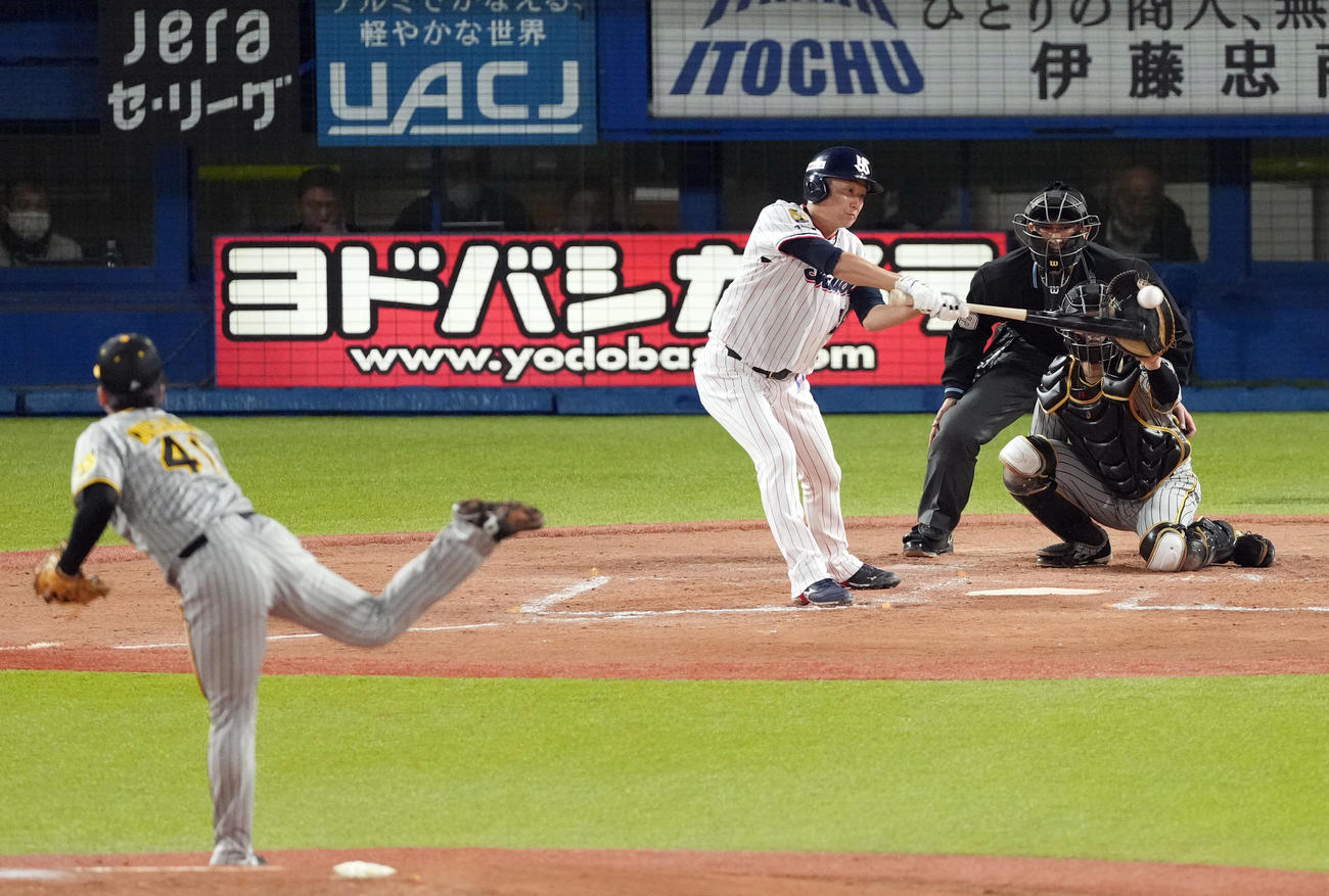ヤクルト対阪神　3回裏ヤクルト無死、左前打を放つ石川。投手村上（撮影・狩俣裕三）