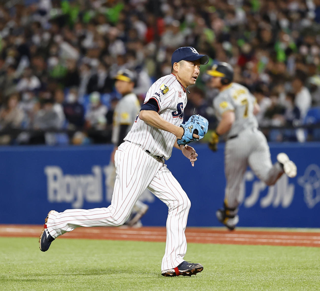 阪神対ヤクルト　3回表阪神1死満塁、ノイジー（右）に先制の2点打を許すヤクルト石川（撮影・藤尾明華）