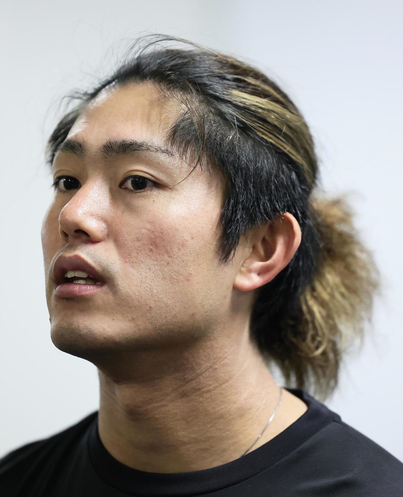 試合が雨天中止となり、室内での練習を終え、取材に応じる西武今井（撮影・足立雅史）