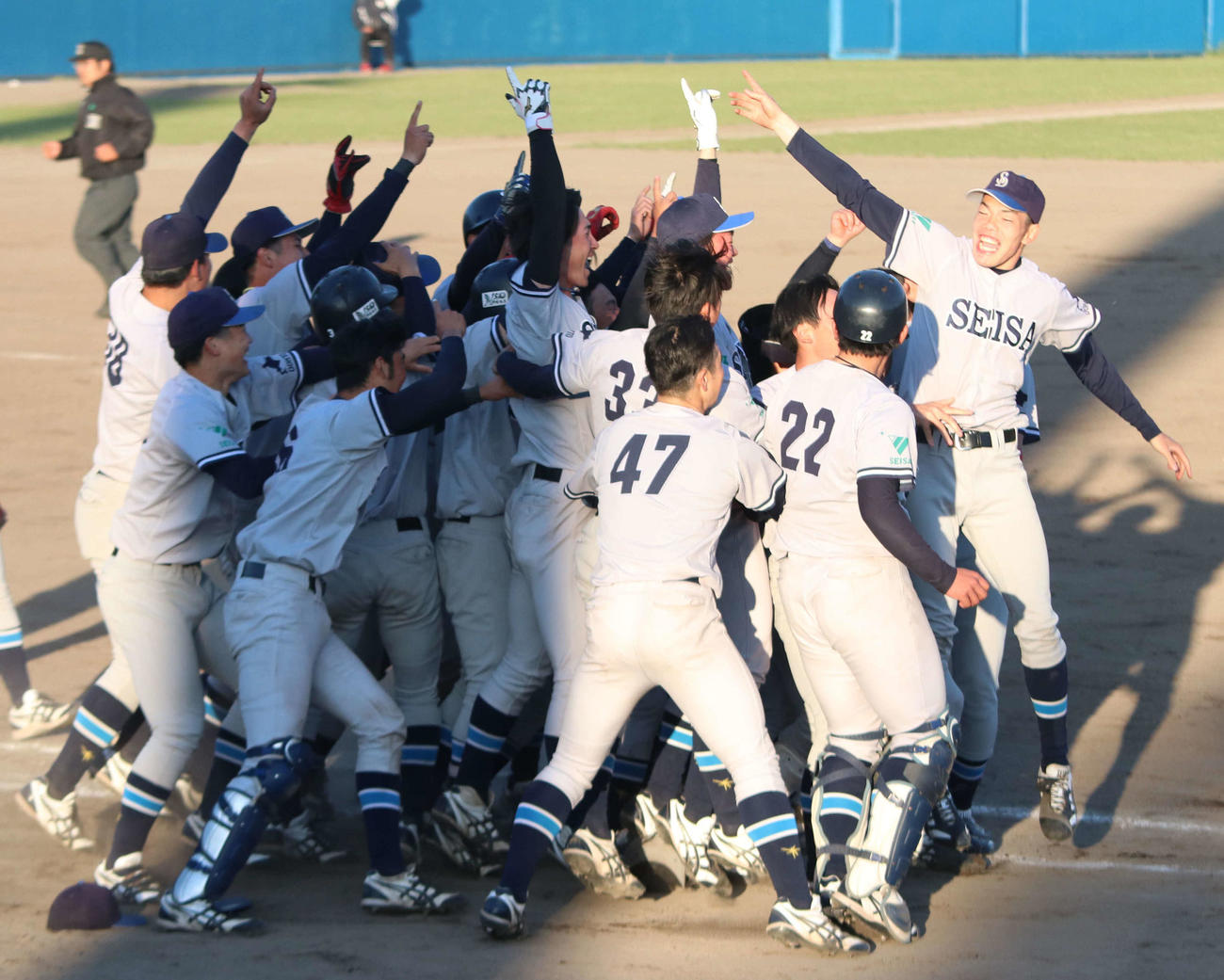 北海学園大対星槎道都大　延長10回タイブレークの末、優勝を決め喜ぶ星槎道都大ナイン（撮影・山崎純一）