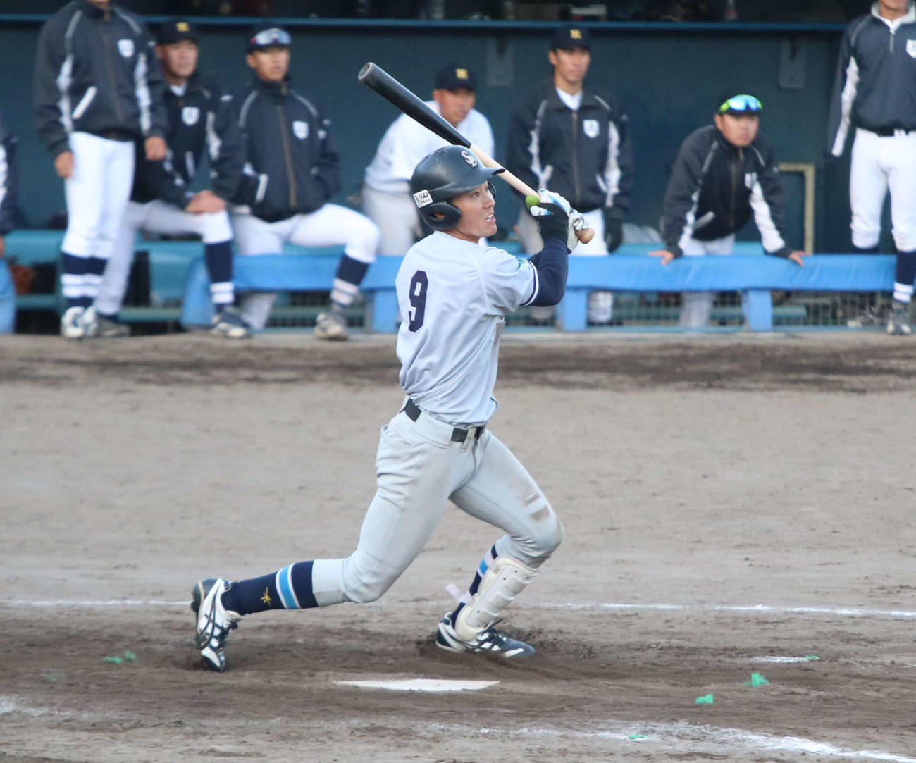 北海学園大対星槎道都大　延長10回裏星槎道都大1死二、三塁、右越えにサヨナラ適時打を放つ石戸谷（撮影・山崎純一）