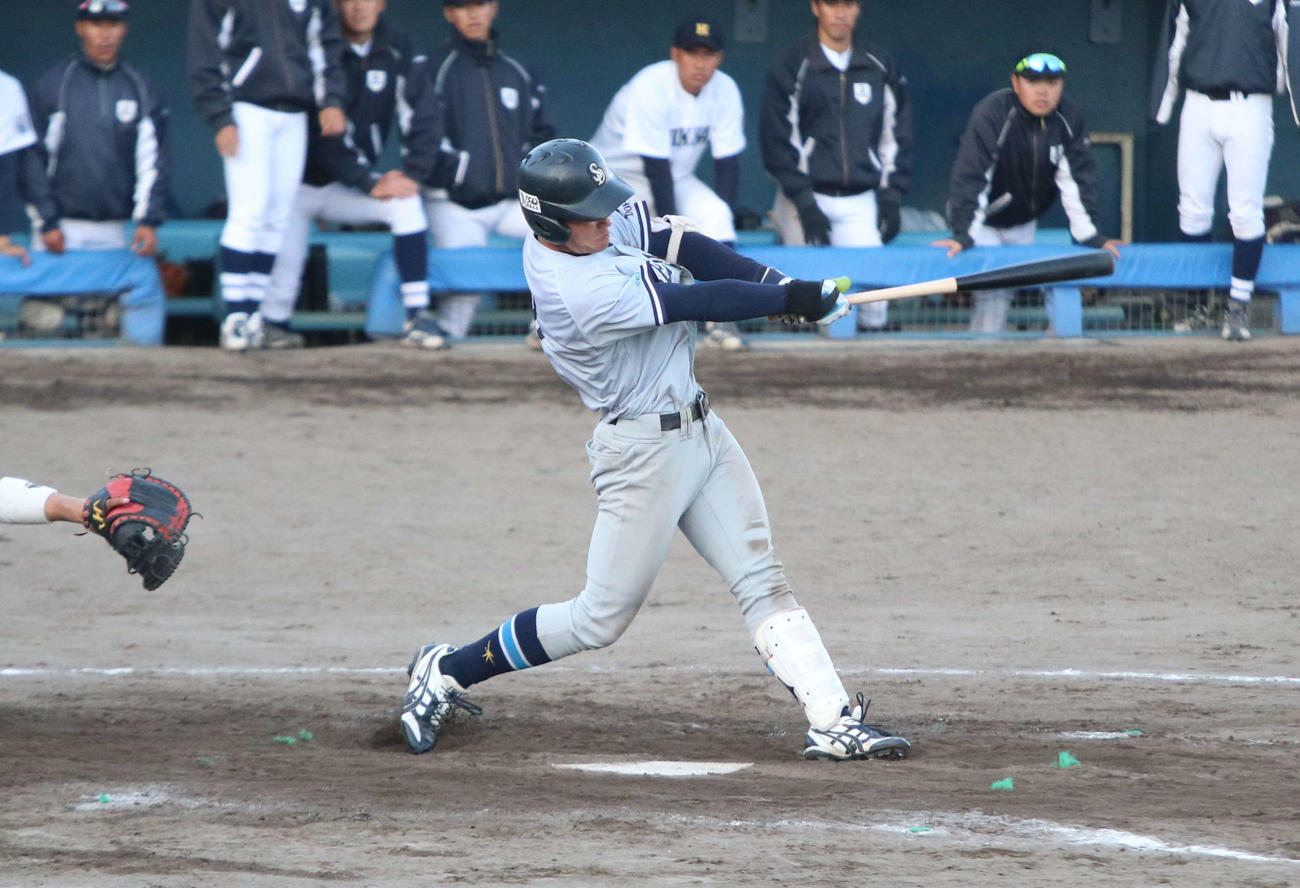 北海学園大対星槎道都大　延長10回裏星槎道都大1死二、三塁、右越えにサヨナラ適時打を放つ石戸谷（撮影・山崎純一）