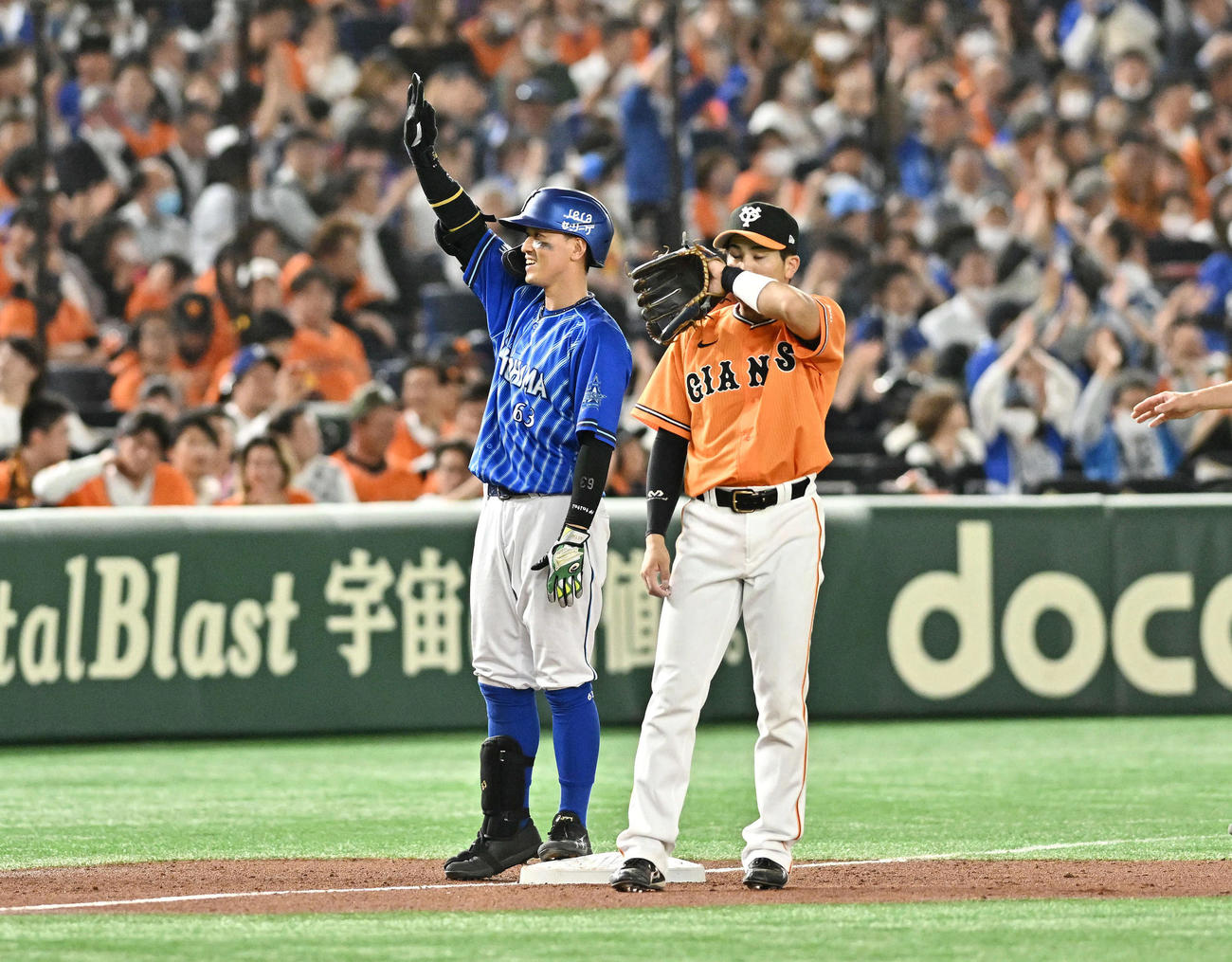 巨人対DeNA 3回表DeNA1死一、三塁、関根（左）は右翼に2点適時三塁打を放ちベンチへ向かいポーズを決める。三塁手門脇（撮影・滝沢徹郎）