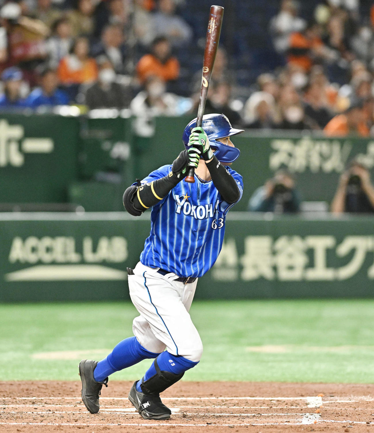 巨人対DeNA 3回表DeNA1死一、三塁、関根は右翼に2点適時三塁打を放つ（撮影・滝沢徹郎）