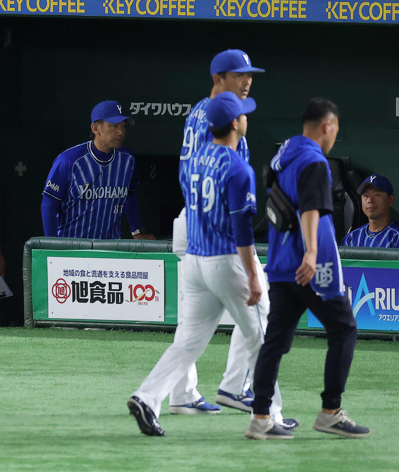 巨人対DeNA 1回裏巨人2死、治療のためベンチに下がる平良（手前）。後方左は三浦監督（撮影・河田真司）