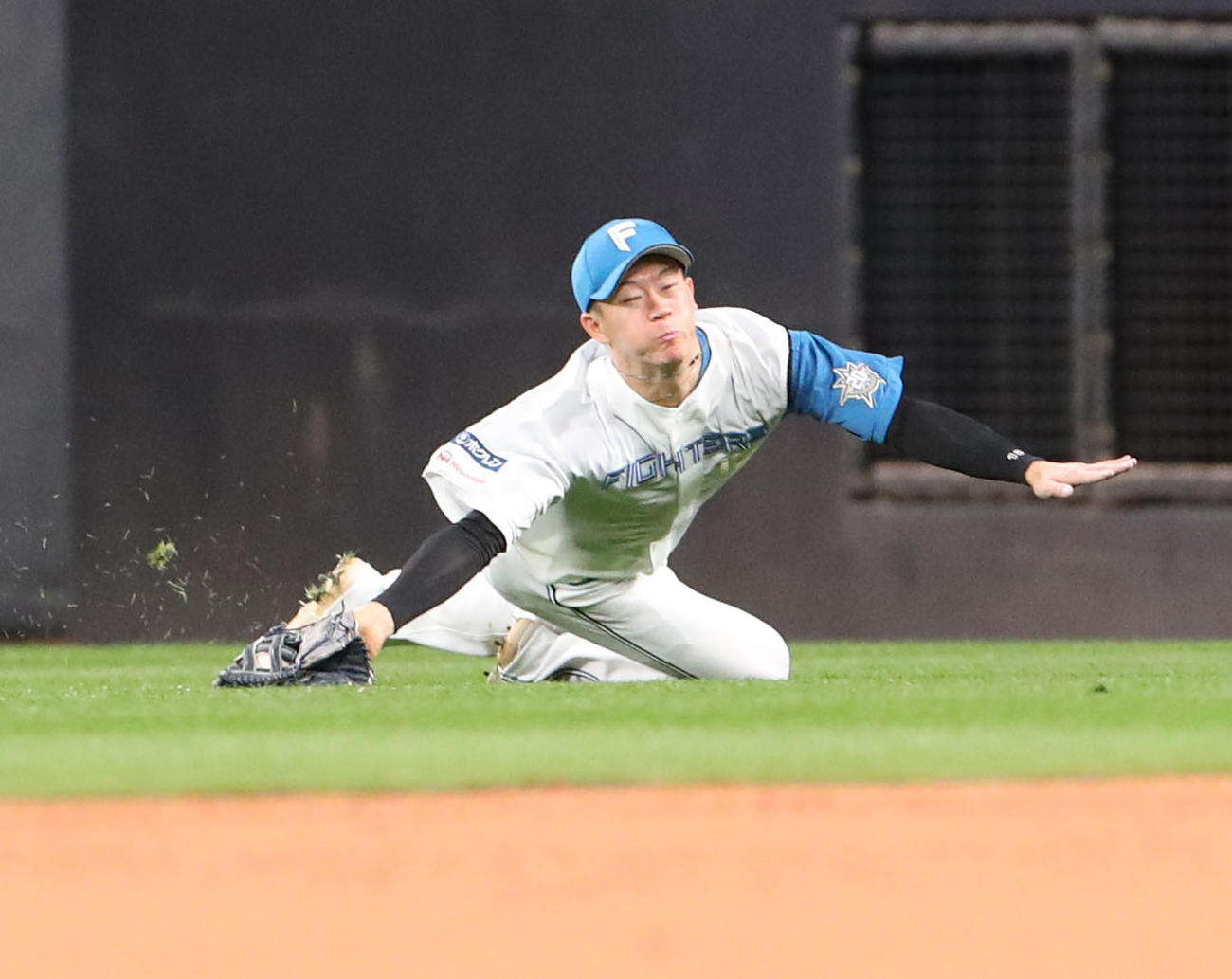 日本ハム対ソフトバンク　5回表ソフトバンク1死、今宮の打球を好捕する矢沢（撮影・佐藤翔太）