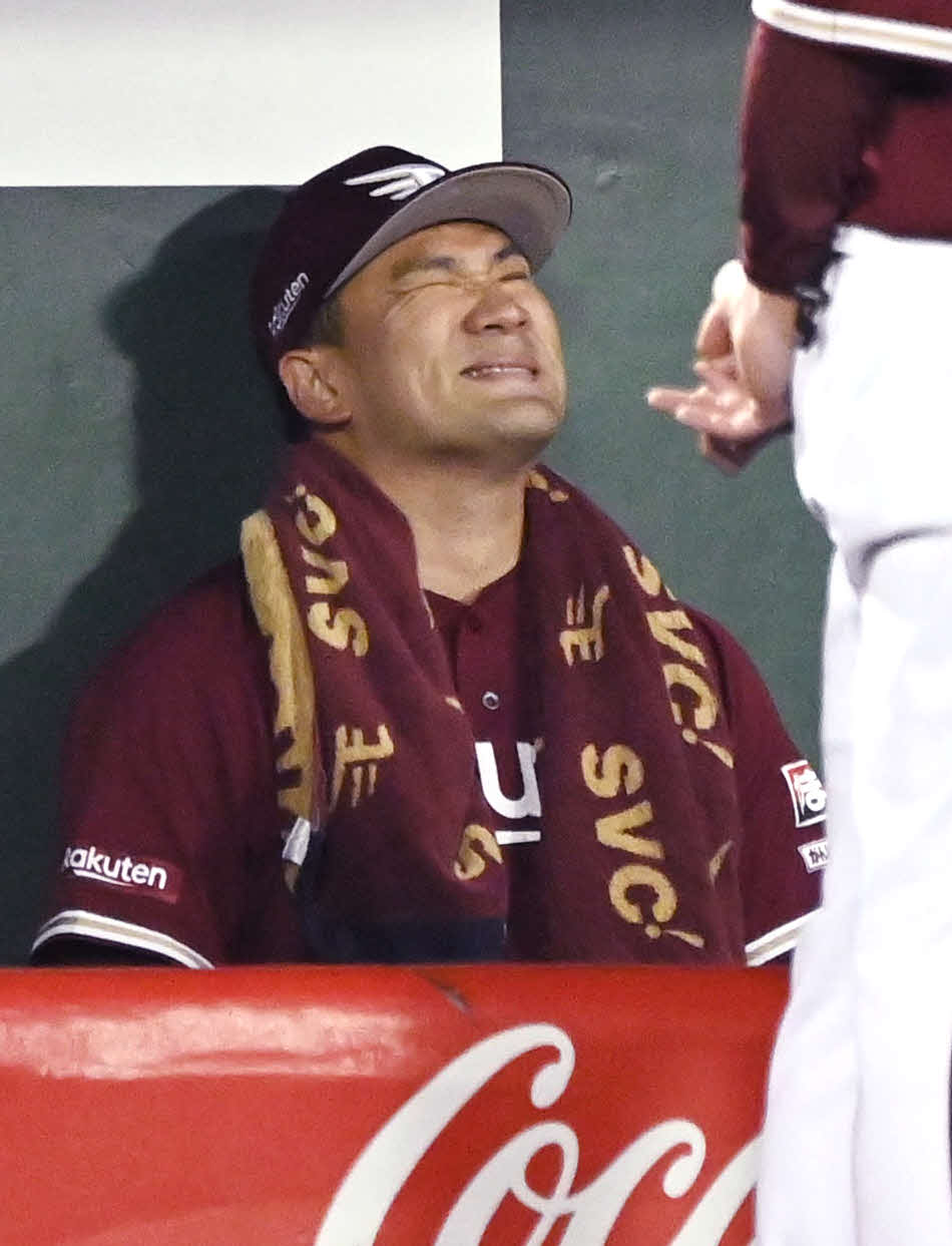 オリックス対楽天　5回裏オリックス無死二、三塁、降板した田中将はベンチで悔しげな表情を見せる（撮影・和賀正仁）