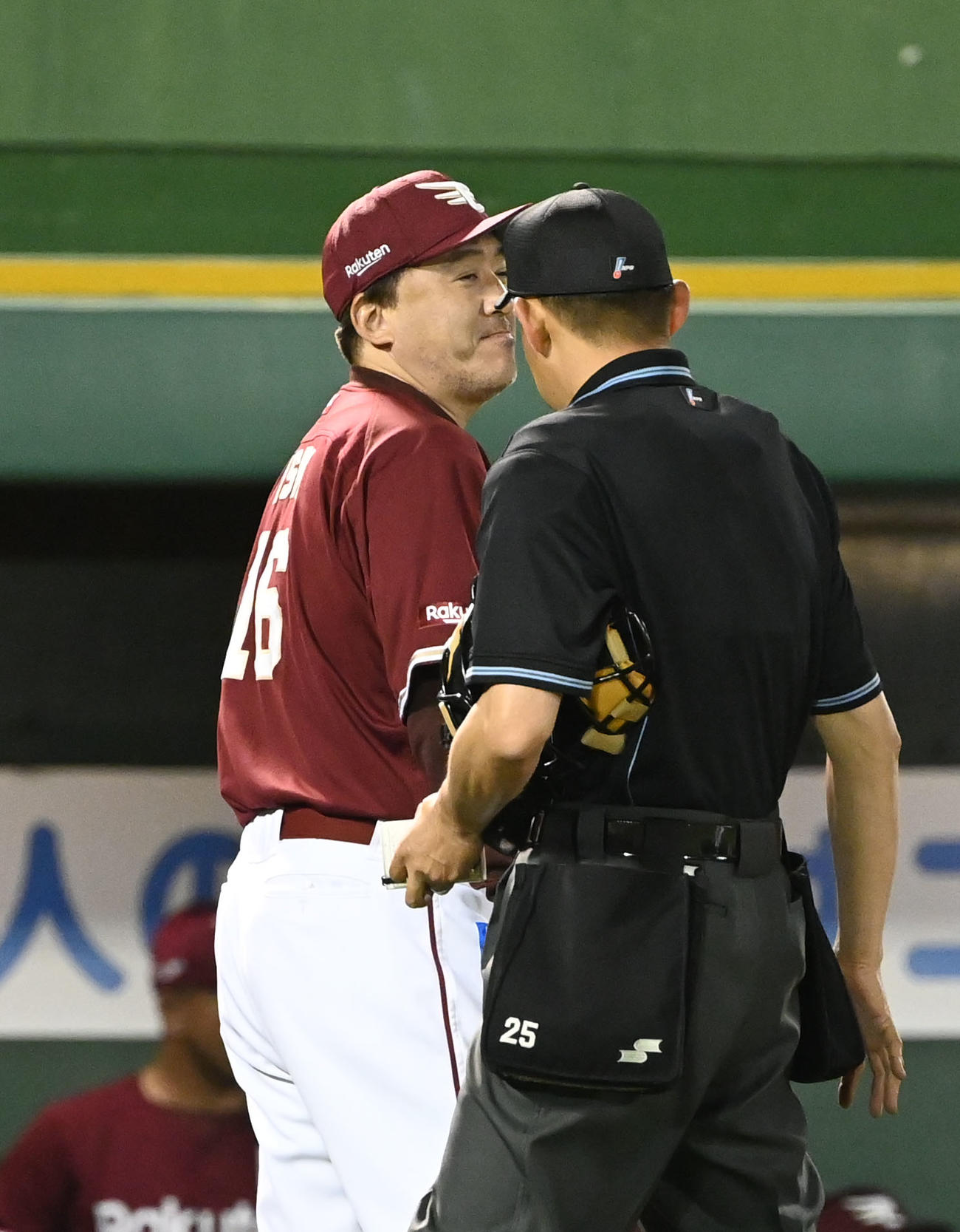 オリックス対楽天　田中将大の降板を告げる楽天石井監督（撮影・和賀正仁）