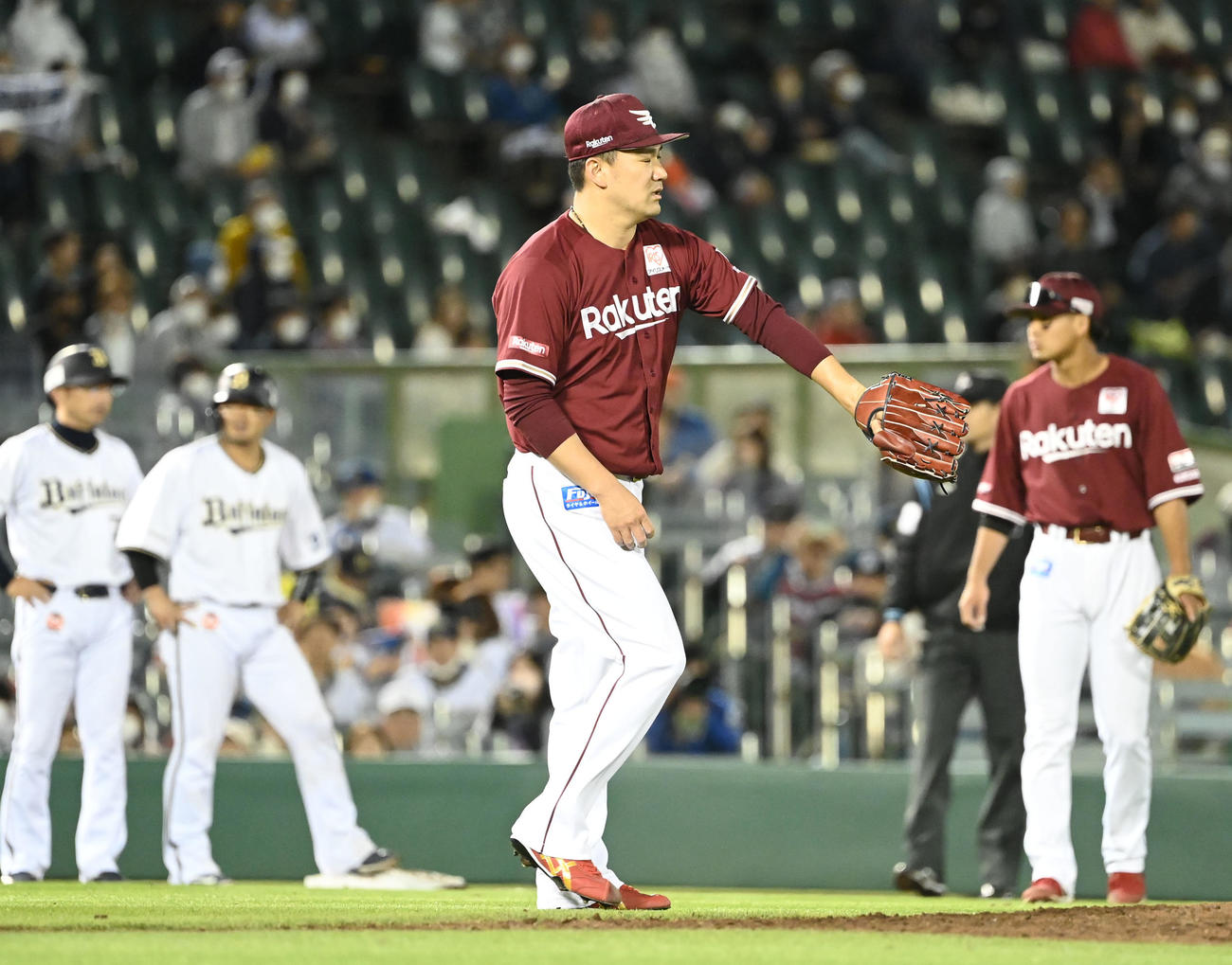 オリックス対楽天　5回裏オリックス無死二、三塁、頓宮に適時打を浴びた田中将（撮影・和賀正仁）