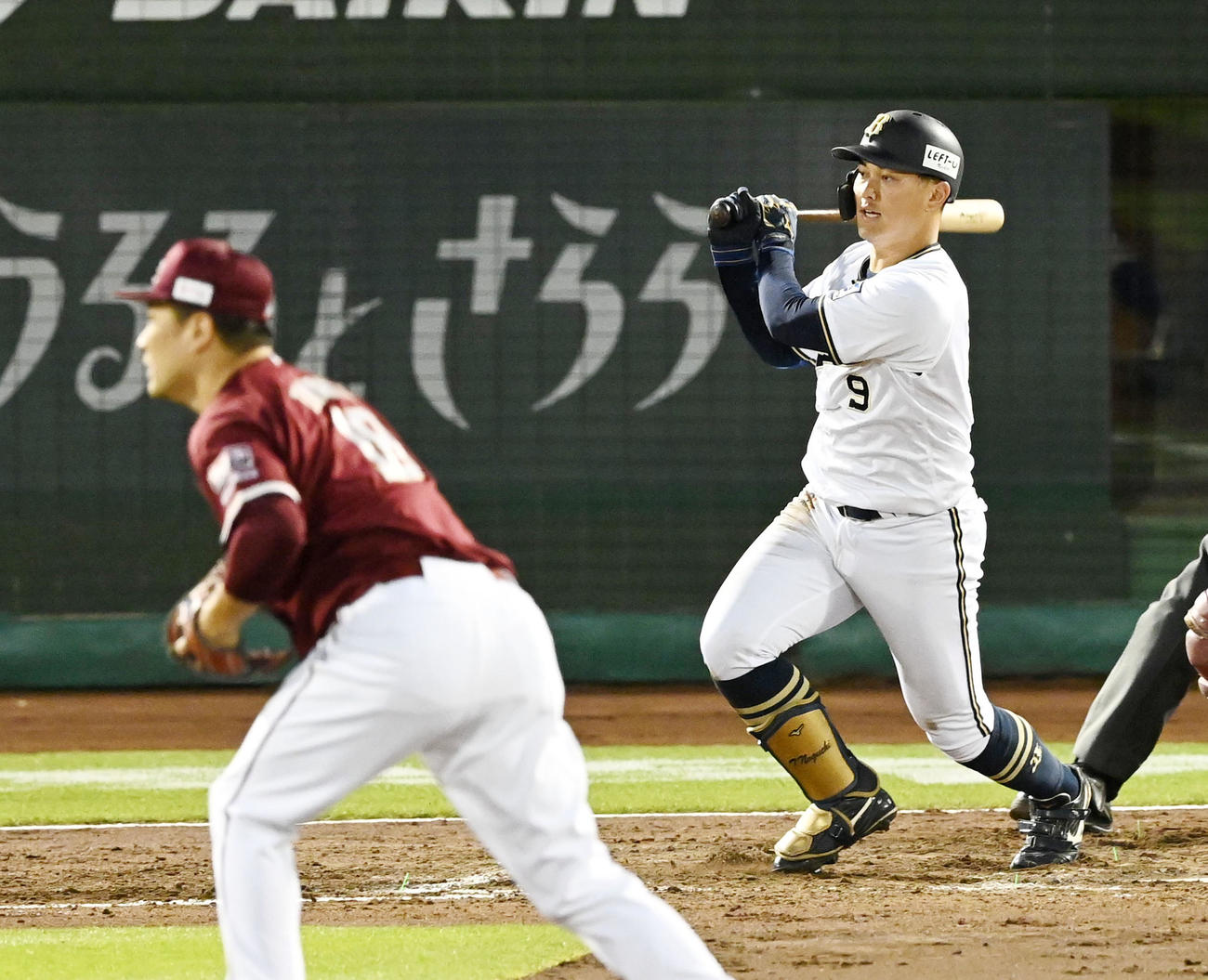 オリックス対楽天　4回裏オリックス2死三塁、野口は右適時を放つ。投手田中将（撮影・前岡正明）