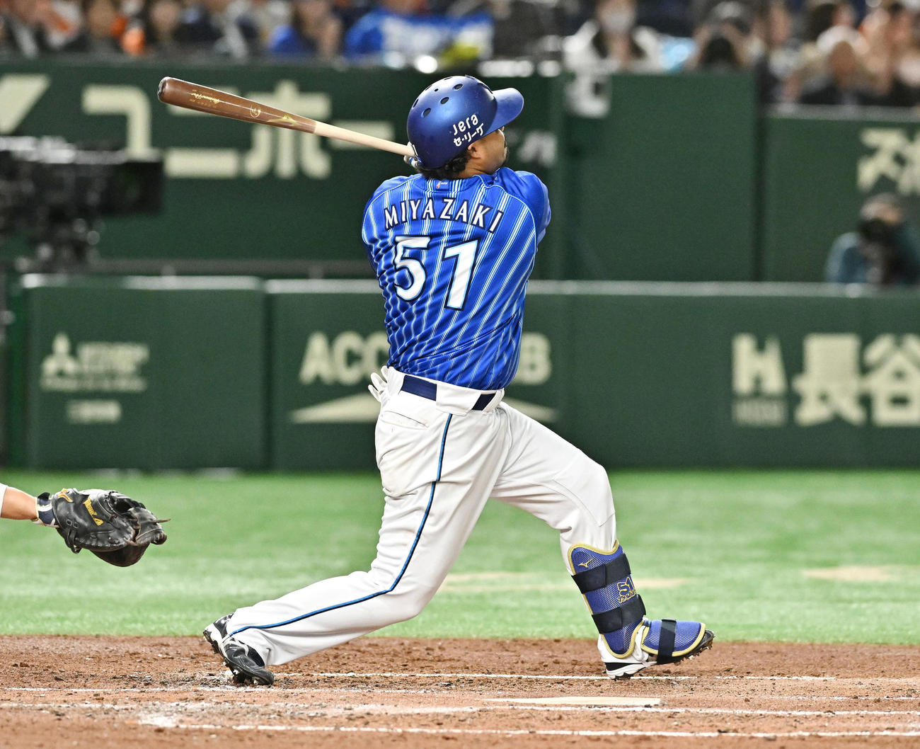 巨人対DeNA 3回表DeNA1死三塁、宮崎は左犠飛を放つ（撮影・滝沢徹郎）