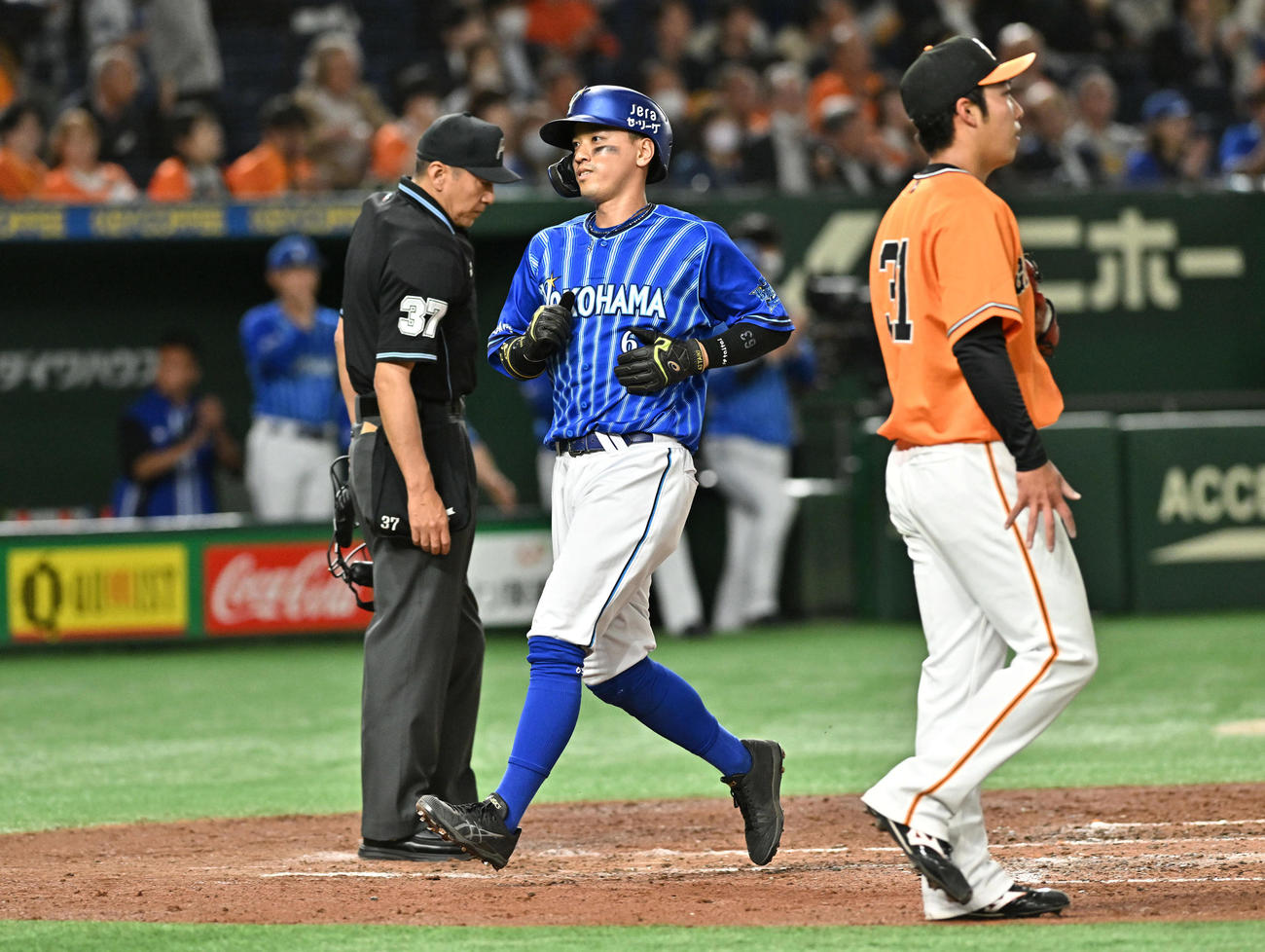 巨人対DeNA 3回表DeNA1死三塁、宮崎は左犠飛から生還する関根。右は赤星（撮影・滝沢徹郎）