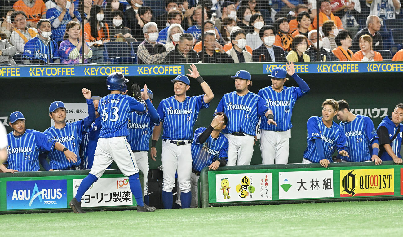 巨人対DeNA 3回表DeNA1死三塁、宮崎の犠飛から生還した関根（手前）を迎えるチームメート（撮影・滝沢徹郎）