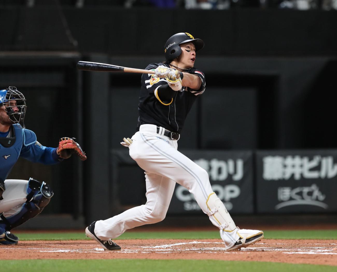 日本ハム対ソフトバンク　6回表ソフトバンク無死、右越え本塁打を放つ柳田（撮影・黒川智章）