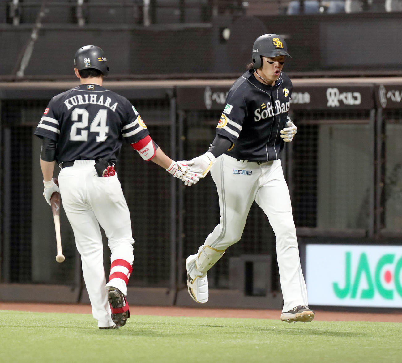 日本ハム対ソフトバンク　6回表ソフトバンク無死、勝ち越しとなる右越え本塁打を放ち栗原（左）とタッチを交わしながらベンチに戻る柳田（撮影・佐藤翔太）