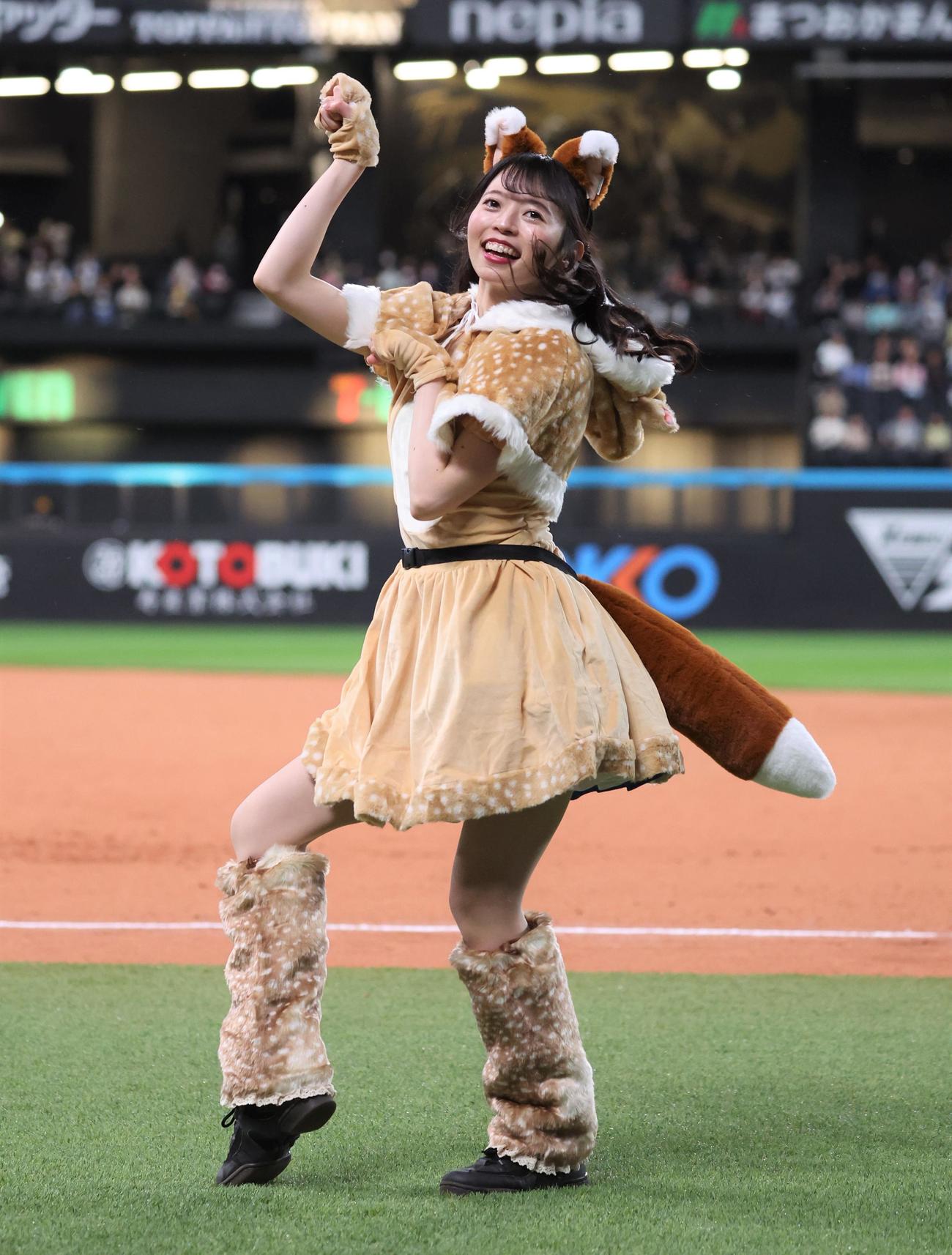 日本ハム対ソフトバンク　きつねダンスの限定衣装を着て踊るファイターズガールの塩沢美咲さん（撮影・黒川智章）