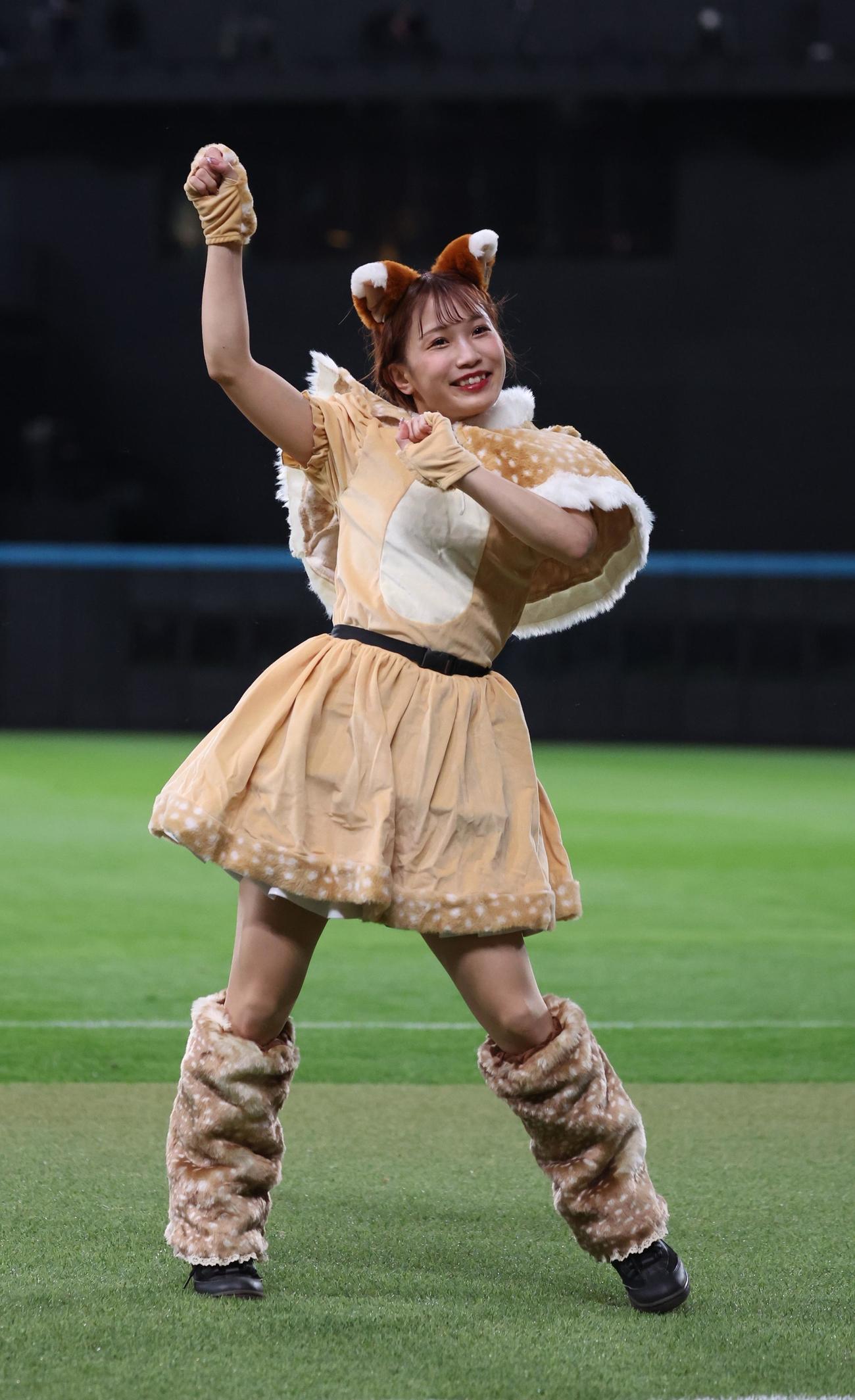 日本ハム対ソフトバンク　きつねダンスの限定衣装を着て踊るファイターズガールの大西真帆さん（撮影・黒川智章）