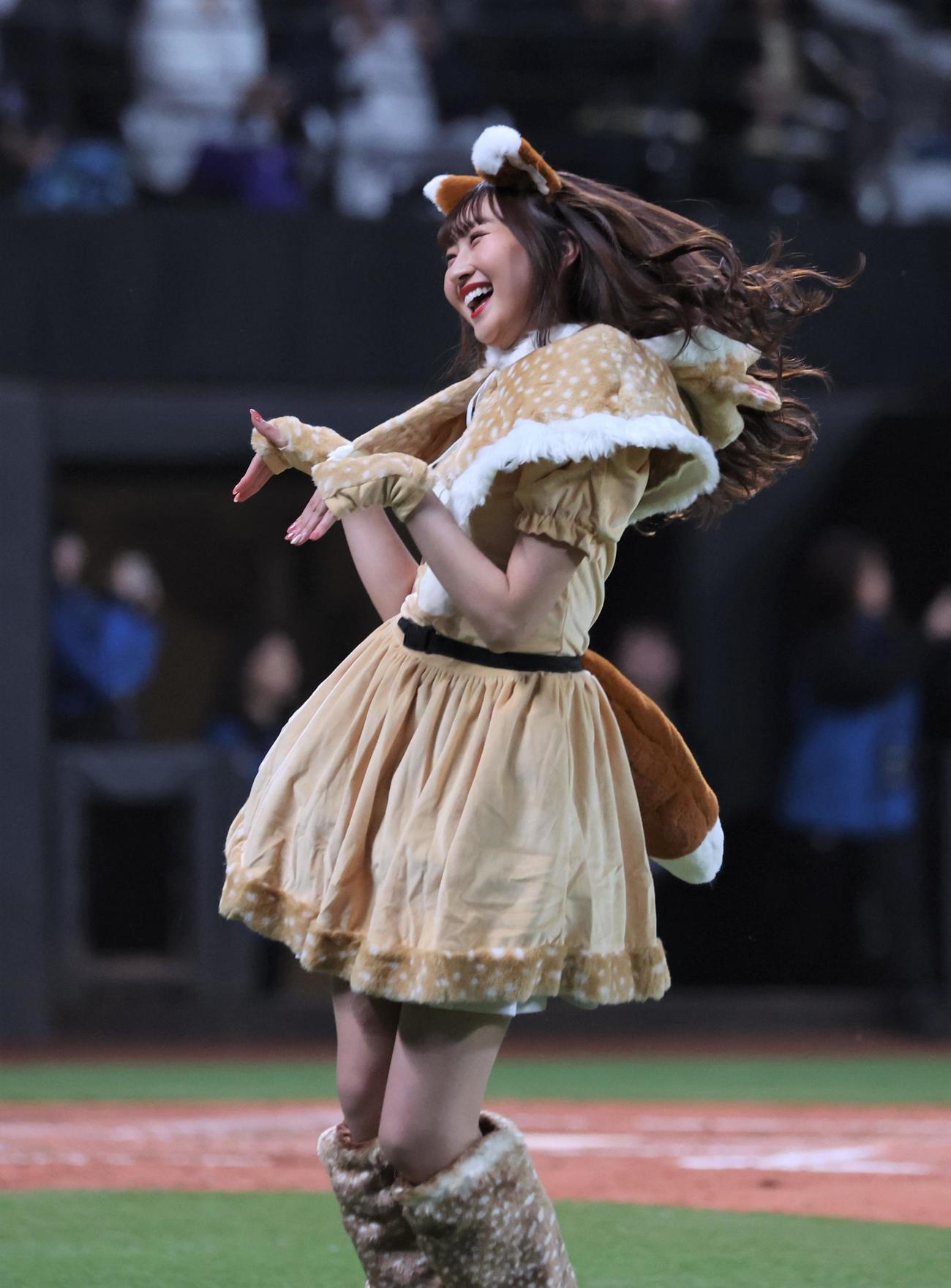 日本ハム対ソフトバンク　きつねダンスの限定衣装を着て踊るファイターズガールの清水麻矢さん（撮影・黒川智章）