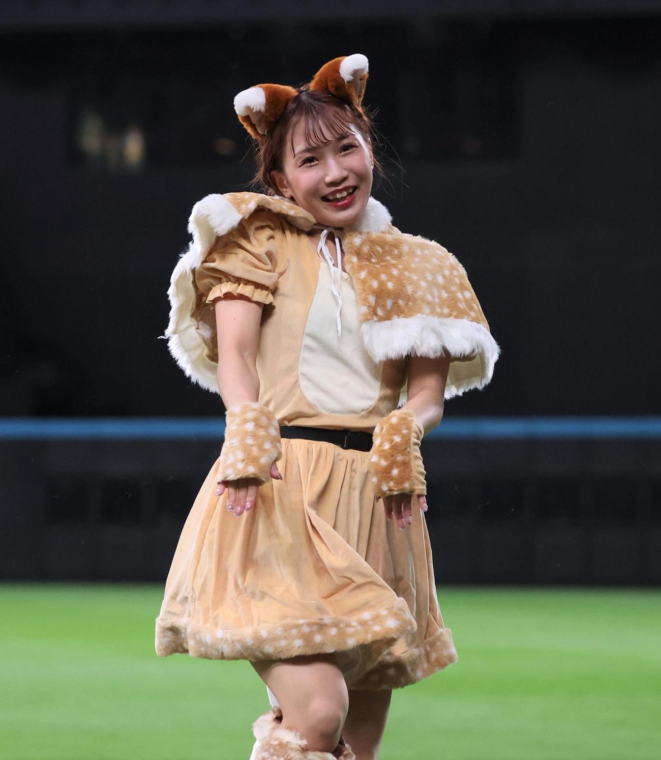 日本ハム対ソフトバンク　きつねダンスの限定衣装を着て踊るファイターズガール（撮影・黒川智章）