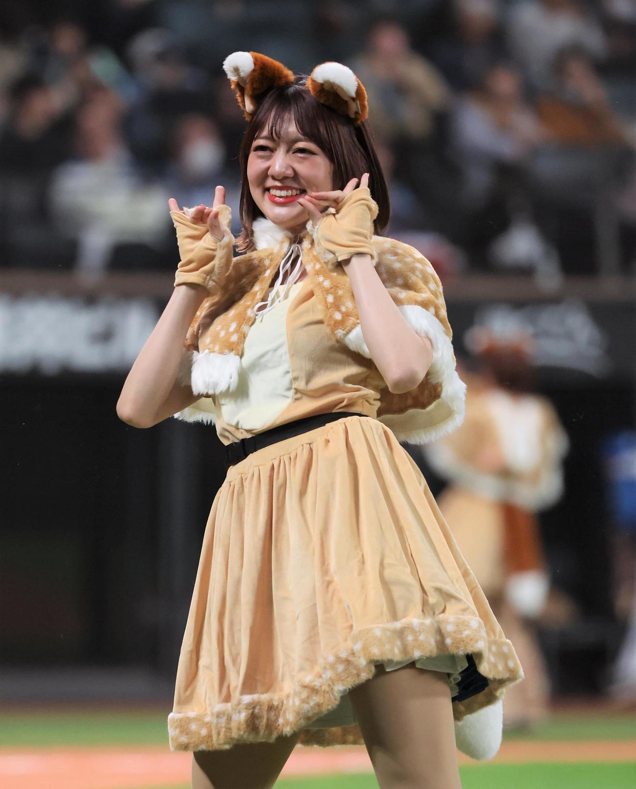 日本ハム対ソフトバンク　きつねダンスを踊るファイターズガールの日戸琴音さん（撮影・黒川智章）