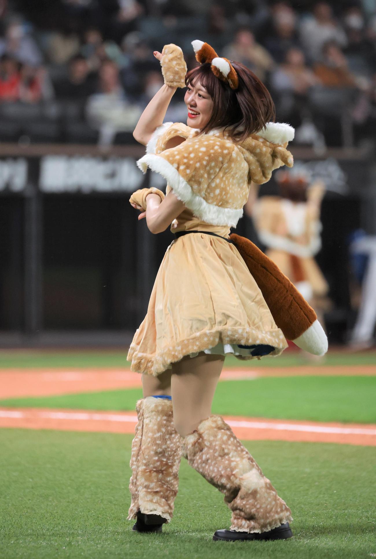 日本ハム対ソフトバンク　きつねダンスを踊るファイターズガールの日戸琴音さん（撮影・黒川智章）