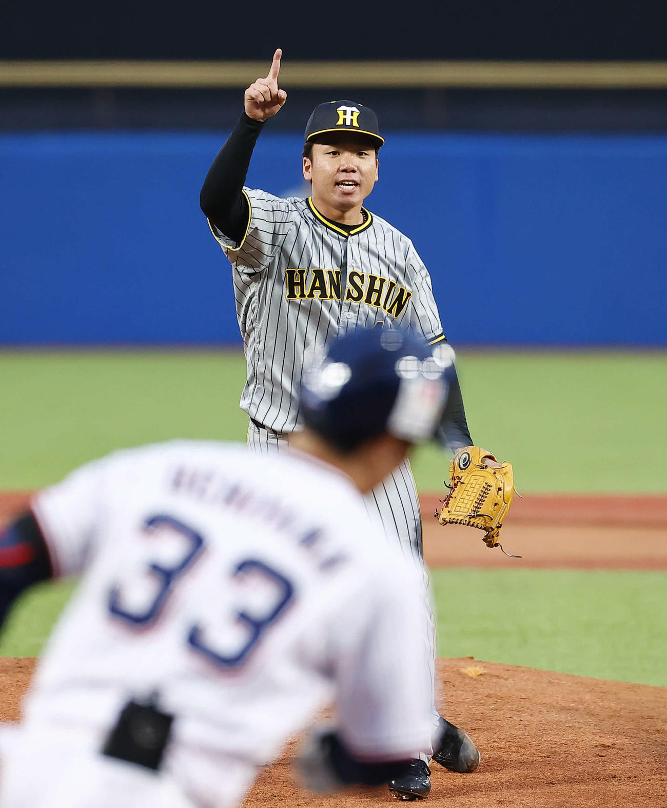 阪神対ヤクルト　1回裏ヤクルト1死、内山を補飛に打ち取り指さす阪神村上（撮影・藤尾明華）