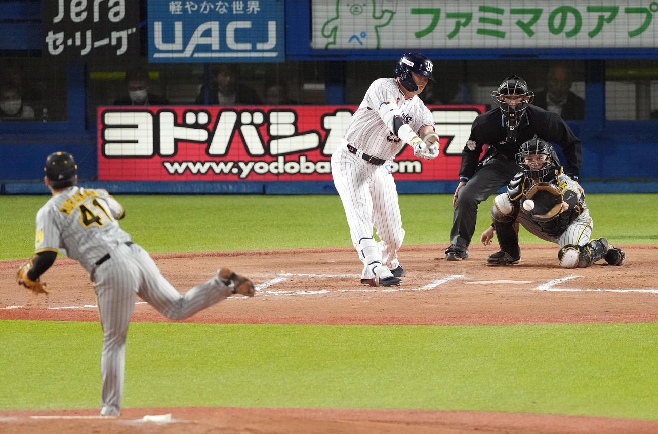 ヤクルト対阪神　6回裏ヤクルト2死、空振り三振に倒れる村上。投手村上（撮影・狩俣裕三）