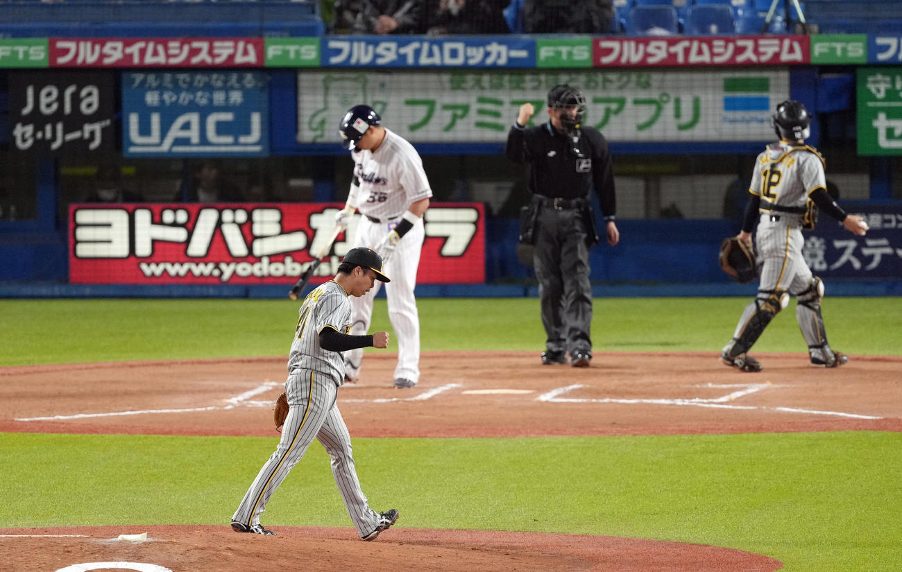 ヤクルト対阪神　6回裏ヤクルト2死、村上を空振り三振に仕留め、ガッツポーズを決める村上（撮影・狩俣裕三）