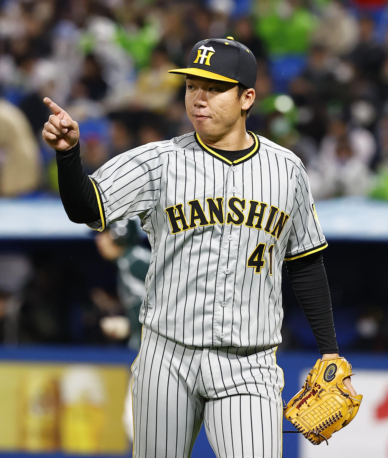 阪神対ヤクルト　4回裏を終え野手を指さしベンチに戻る阪神村上（撮影・藤尾明華）