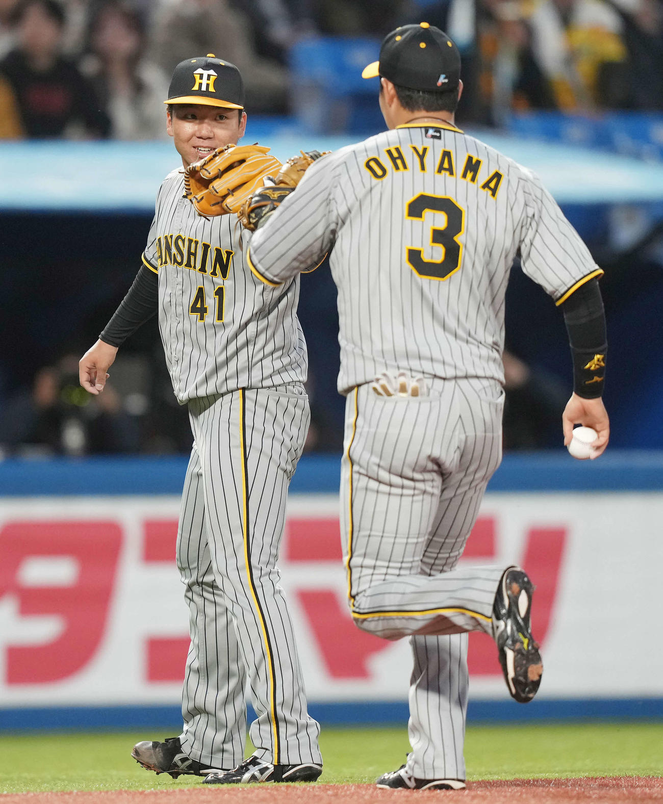 ヤクルト対阪神　2回裏まで無失点に抑え、大山（右）とタッチを交わす阪神村上（撮影・鈴木みどり）