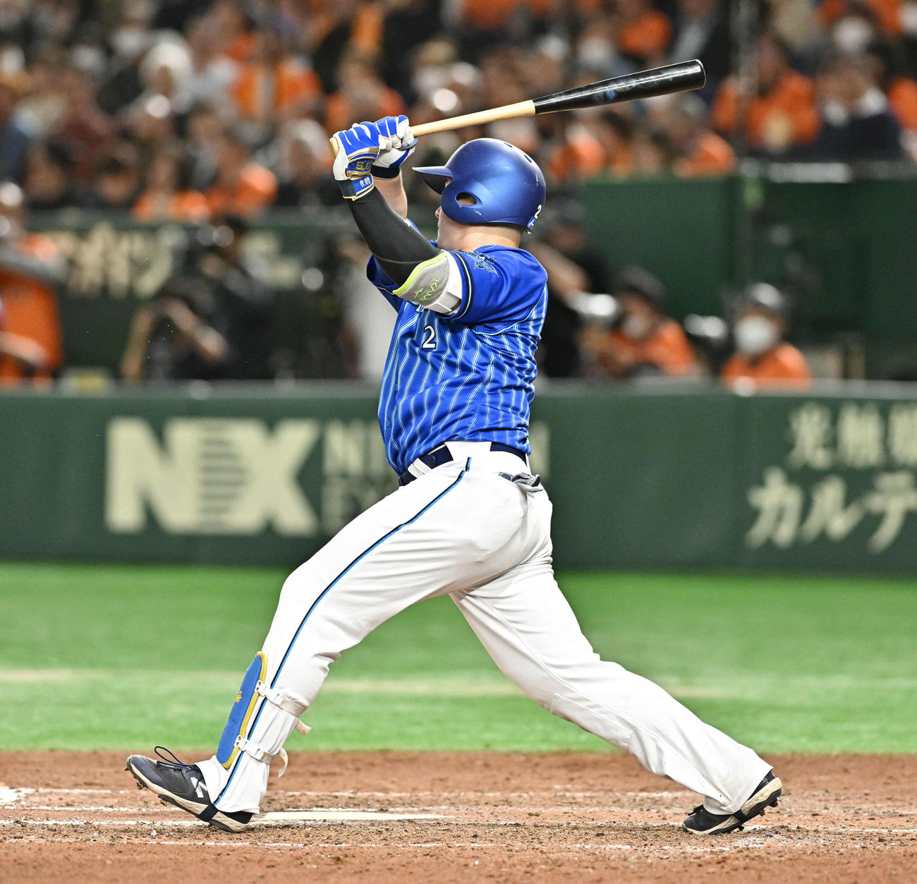 巨人対DeNA 8回表DeNA1死、牧は右越えソロ本塁打を放つ（撮影・滝沢徹郎）