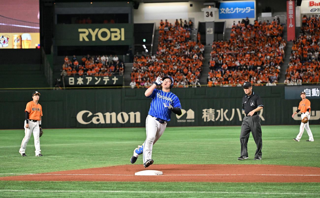 巨人対DeNA 8回表DeNA1死、牧は右越えソロ本塁打を放ち三塁上でポーズを決める（撮影・滝沢徹郎）