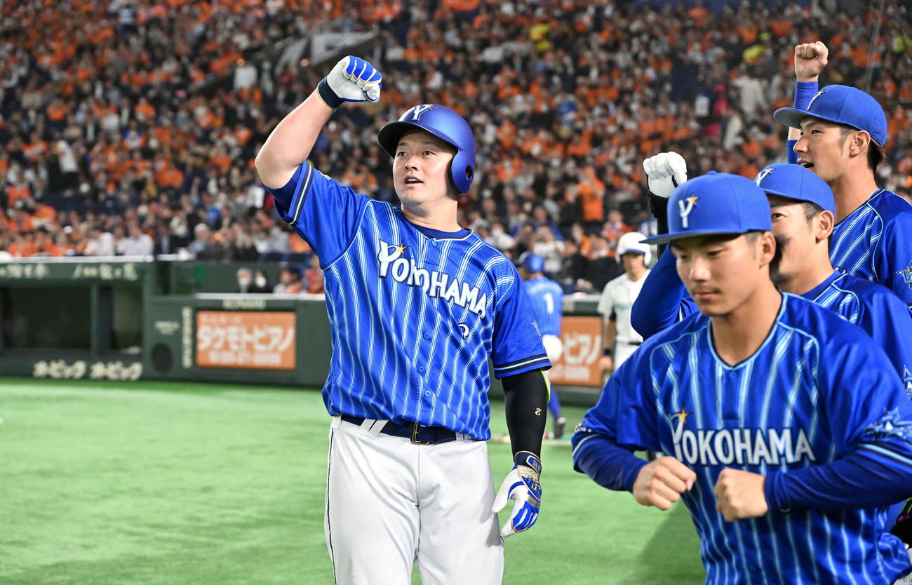 巨人対DeNA 8回表DeNA1死、右越えソロ本塁打を放った牧（左）は生還しベンチ前でポーズを決める（撮影・滝沢徹郎）