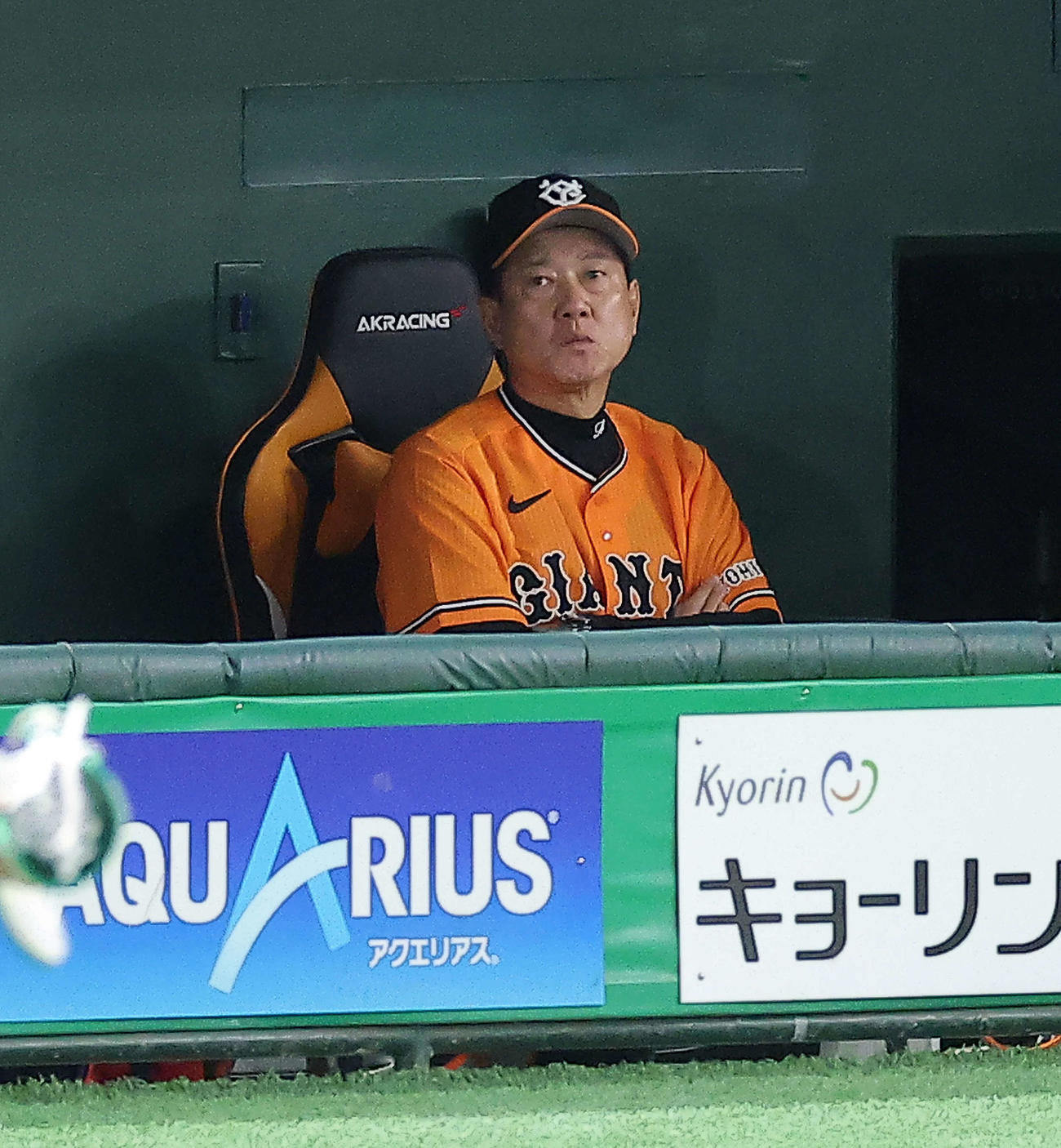 巨人対DeNA 3回表、険しい表情で戦況を見守る原監督（撮影・河田真司）