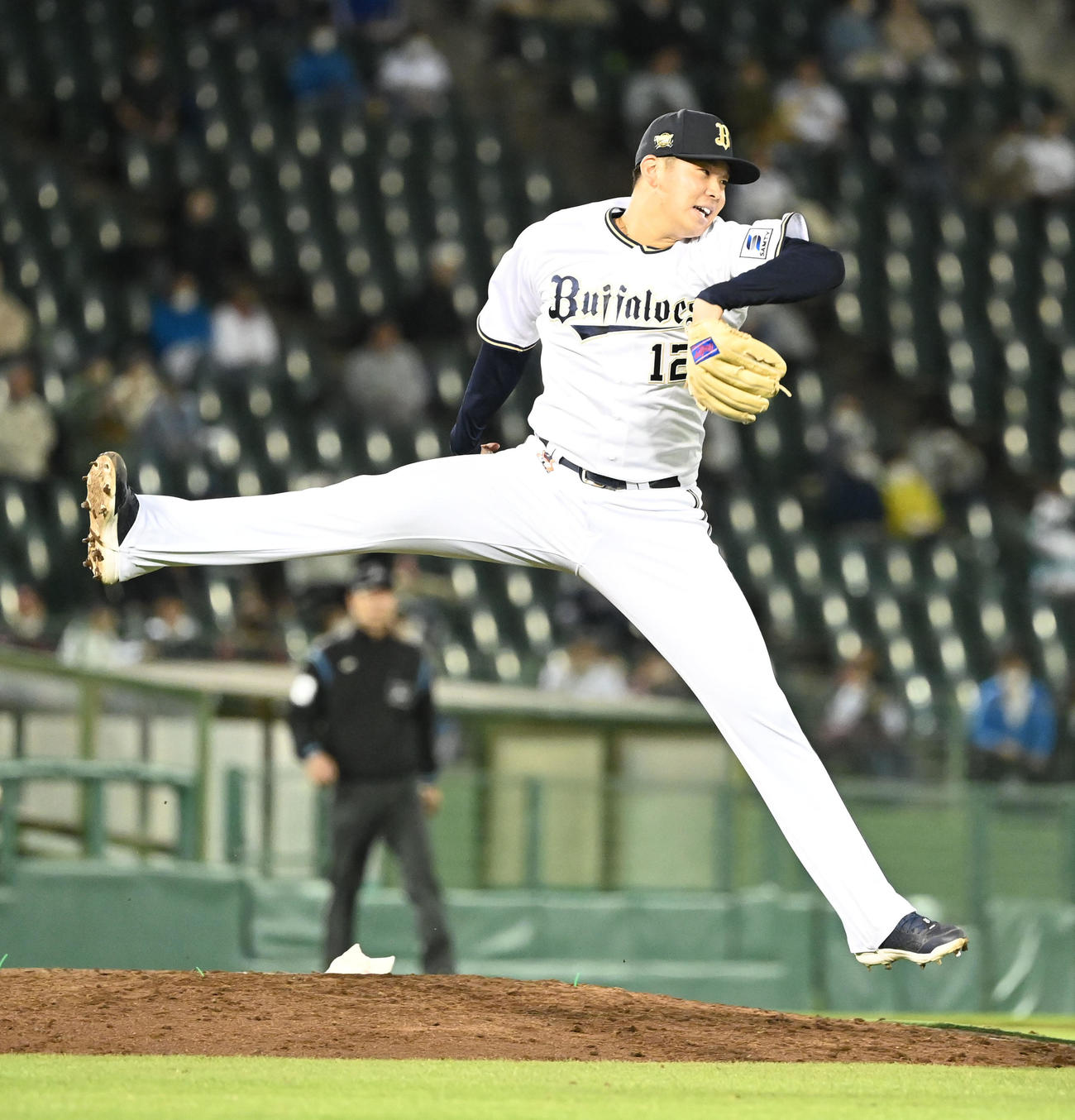 オリックス対楽天　7回表楽天無死、フランコの打球に飛びつく山下（撮影・和賀正仁）