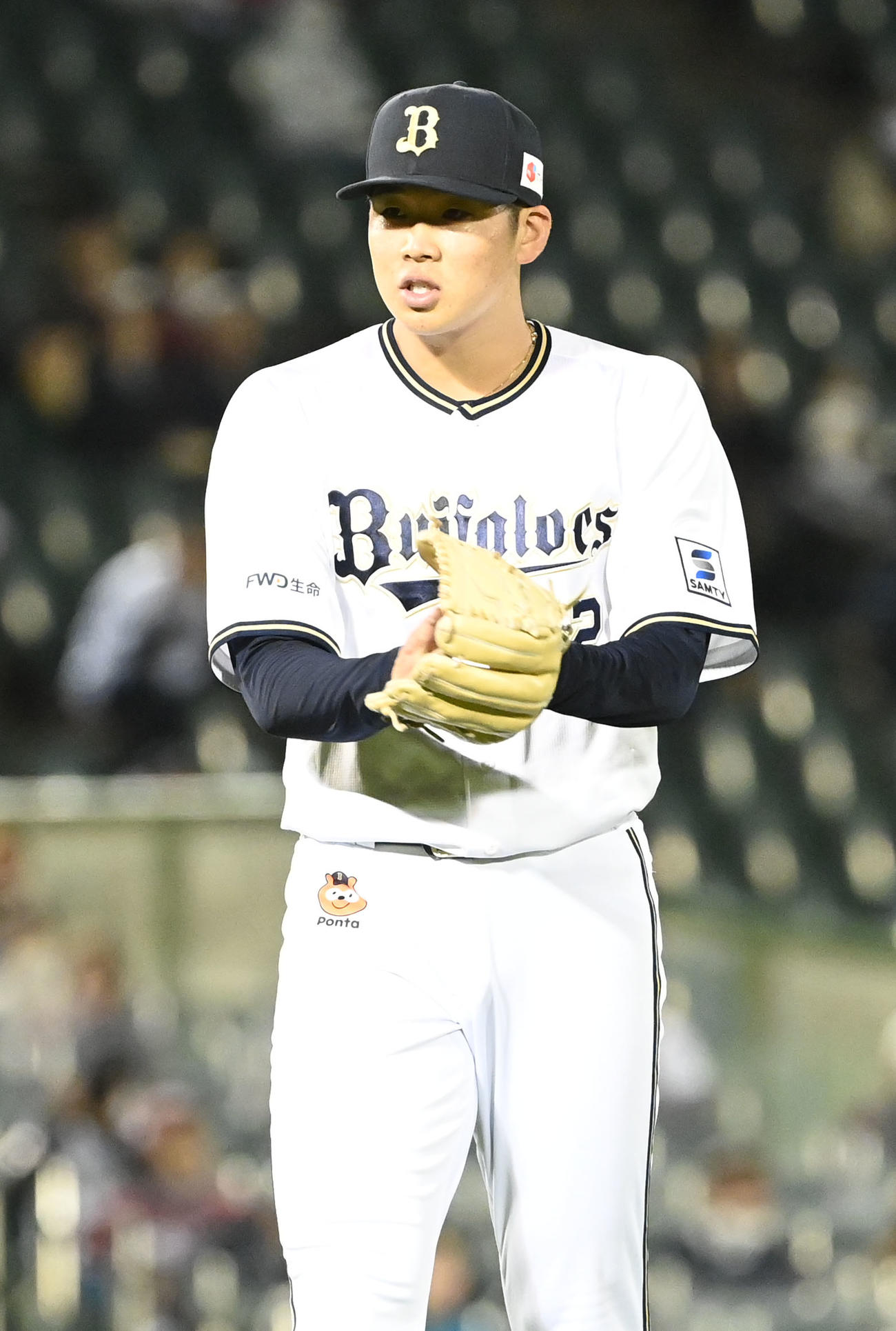 オリックス対楽天　7回まで無失点に抑えグラブを叩くオリックス山下（撮影・和賀正仁）