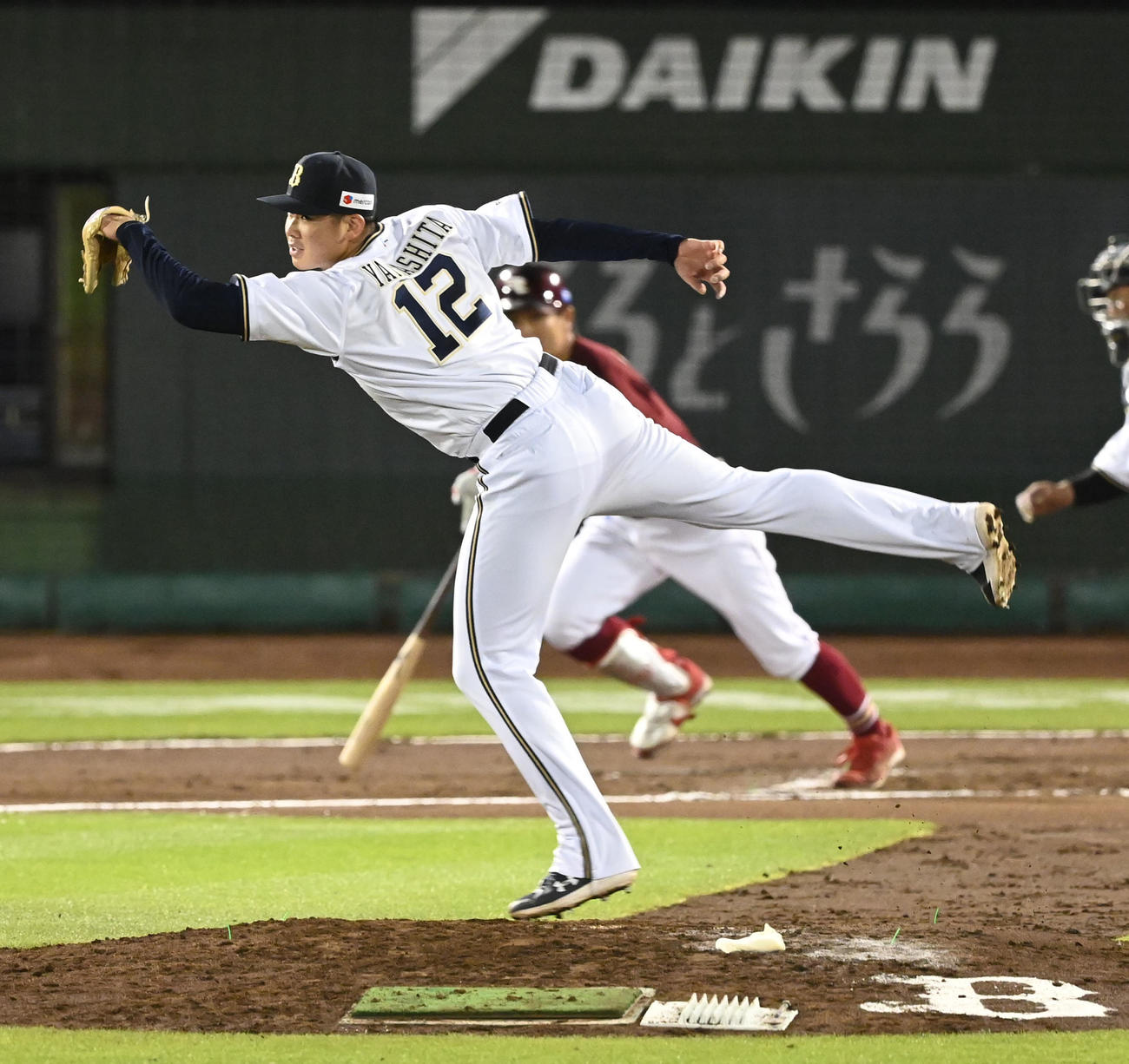 オリックス対楽天　6回表楽天2死、岡島の二塁ゴロに飛びつく山下（撮影・前岡正明）