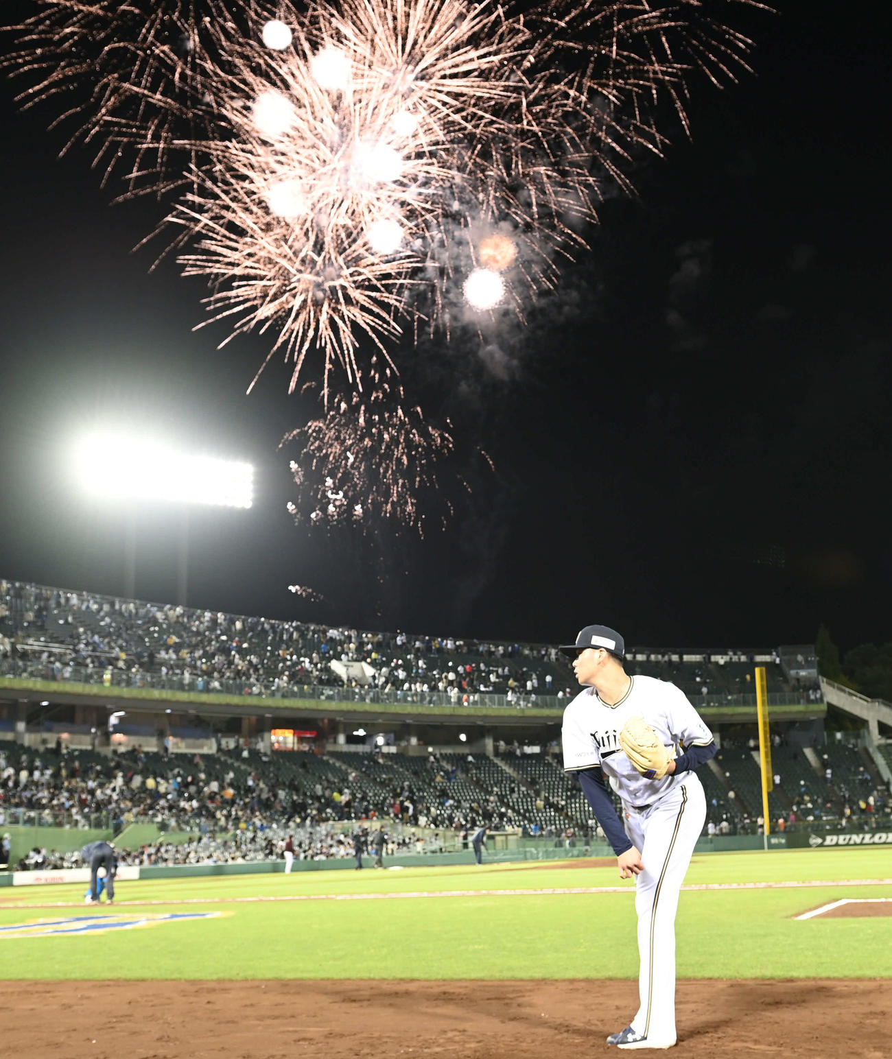 オリックス対楽天　三塁後方で花火が上がる中、6回表の登板へ向け準備するオリックス山下（撮影・和賀正仁）