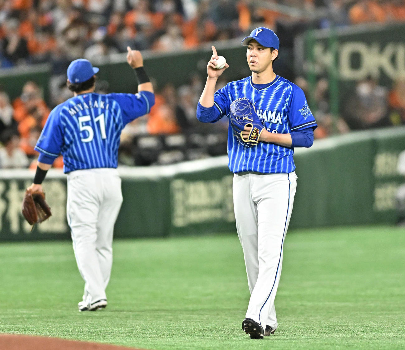 巨人対DeNA　ナインとアウトカウントを確認するDeNA先発の平良（右）（撮影・滝沢徹郎）