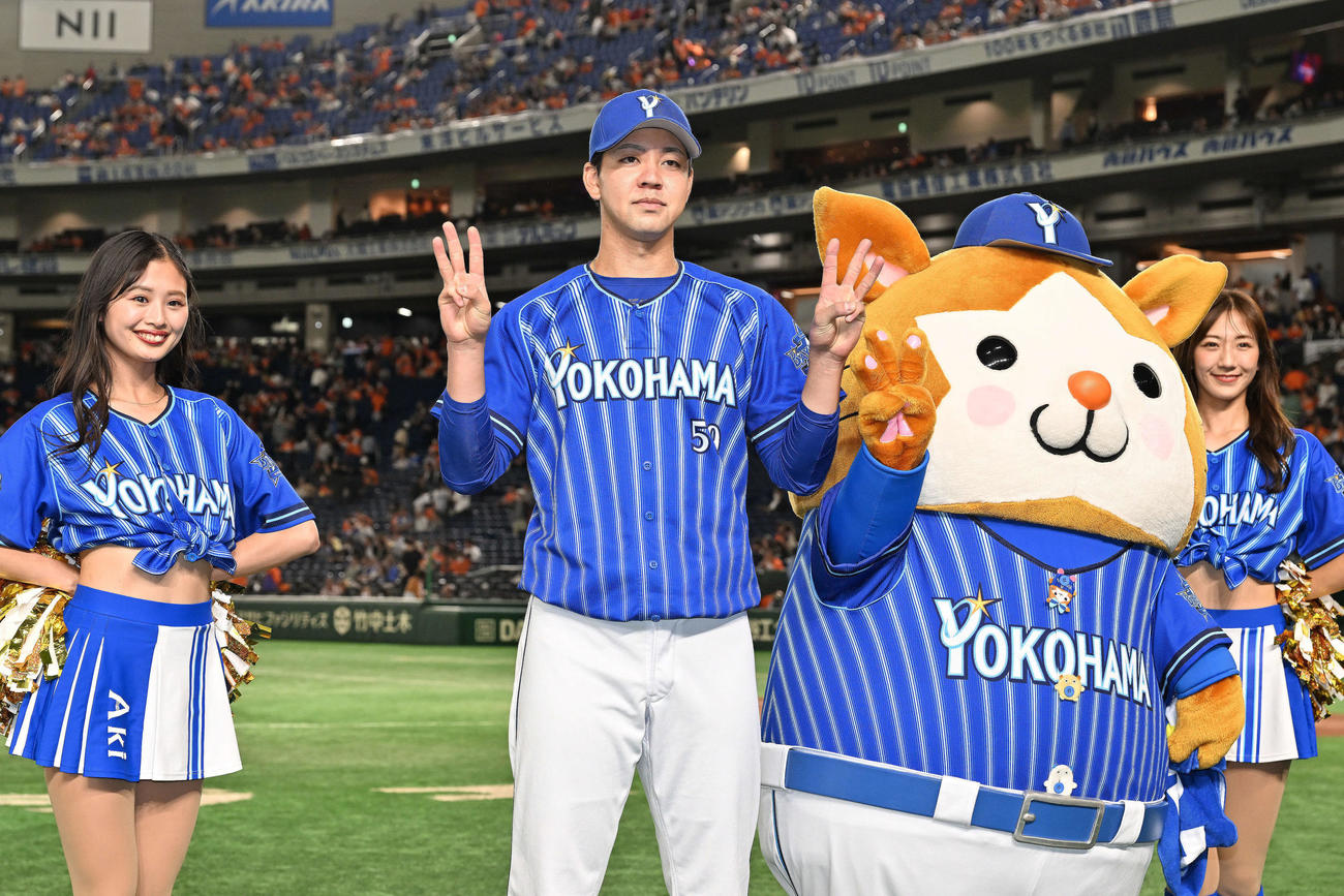 巨人対DeNA　ヒーローインタビューを終え今季3勝目の「3」のポーズで記念撮影するDeNA平良（撮影・滝沢徹郎）