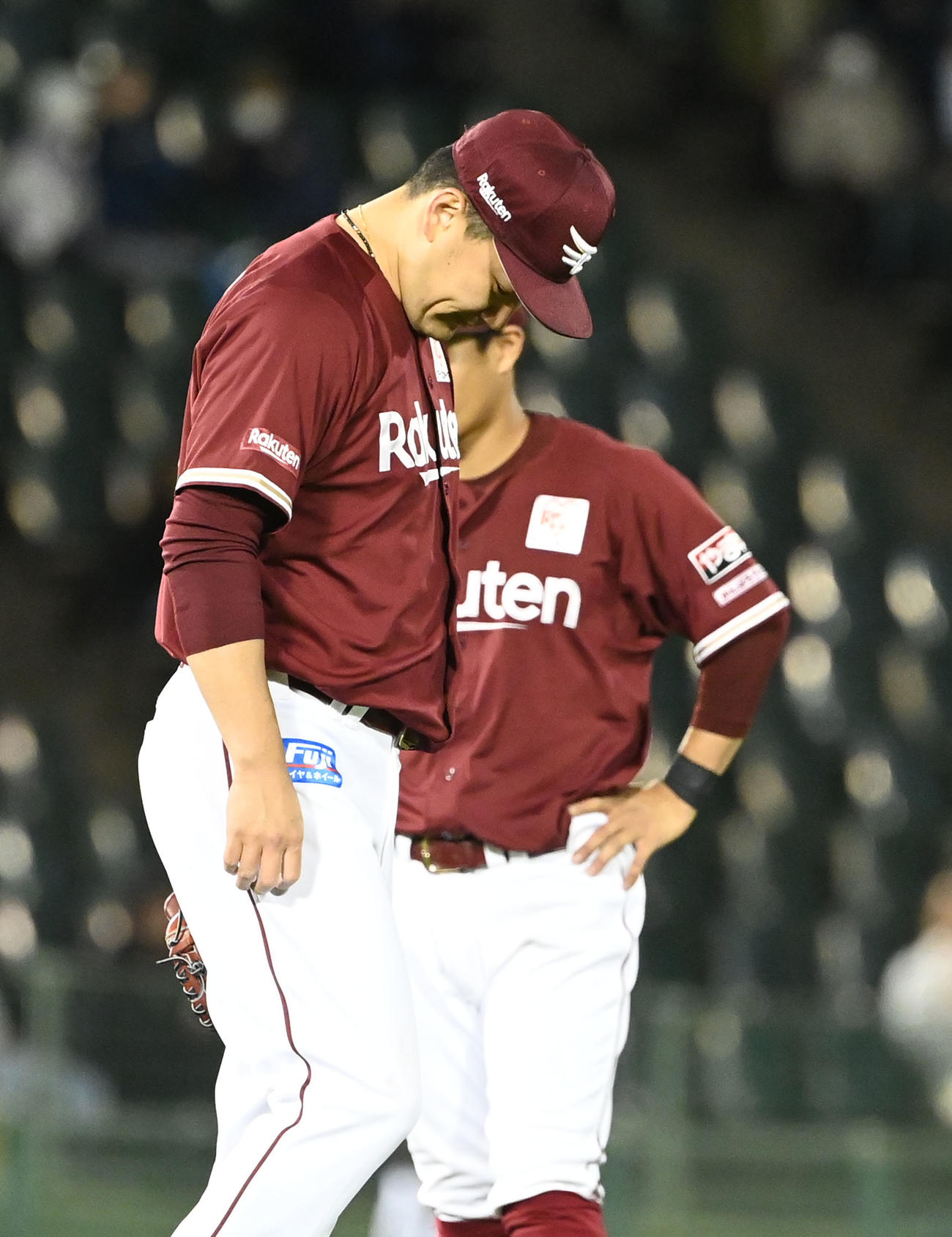 オリックス対楽天　5回裏オリックス無死二、三塁、頓宮に適時打を浴び首をかしげる田中将（撮影・和賀正仁）