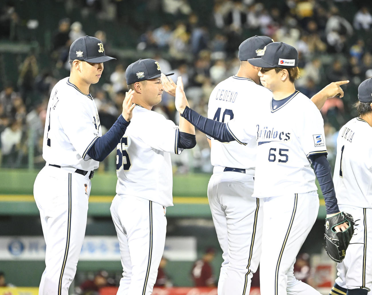 オリックス対楽天　楽天を破りナインを迎えるオリックス山下（撮影・和賀正仁）