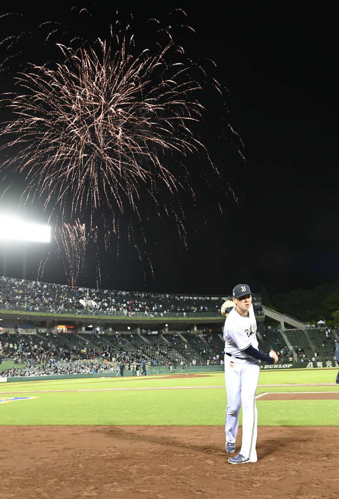 オリックス対楽天　三塁後方で花火が上がる中、6回表の登板へ向け準備するオリックス山下（撮影・和賀正仁）
