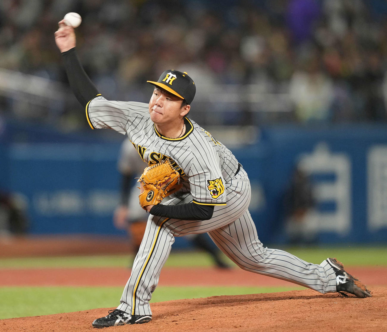 ヤクルト対阪神　先発し力投する阪神村上（撮影・鈴木みどり）