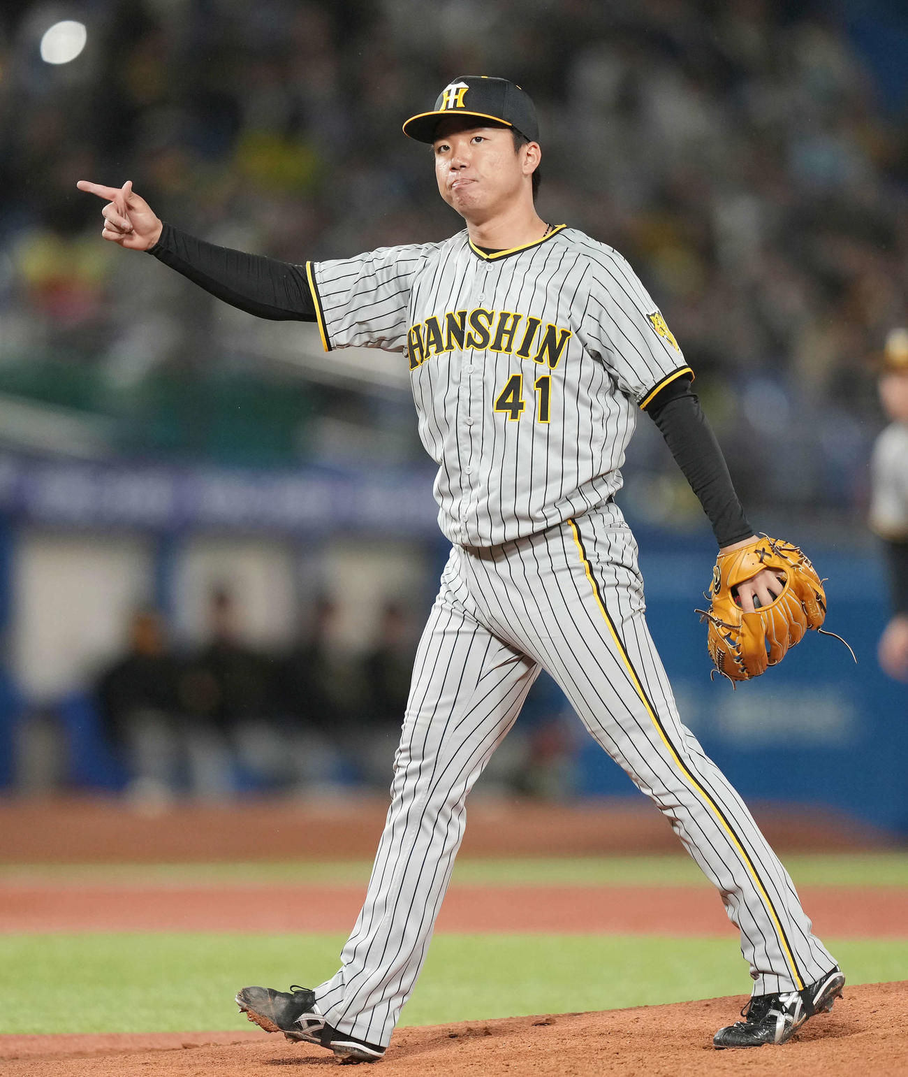 ヤクルト対阪神　5回裏ヤクルト2死、長岡を見逃し三振に仕留め、指をさす村上（撮影・鈴木みどり）