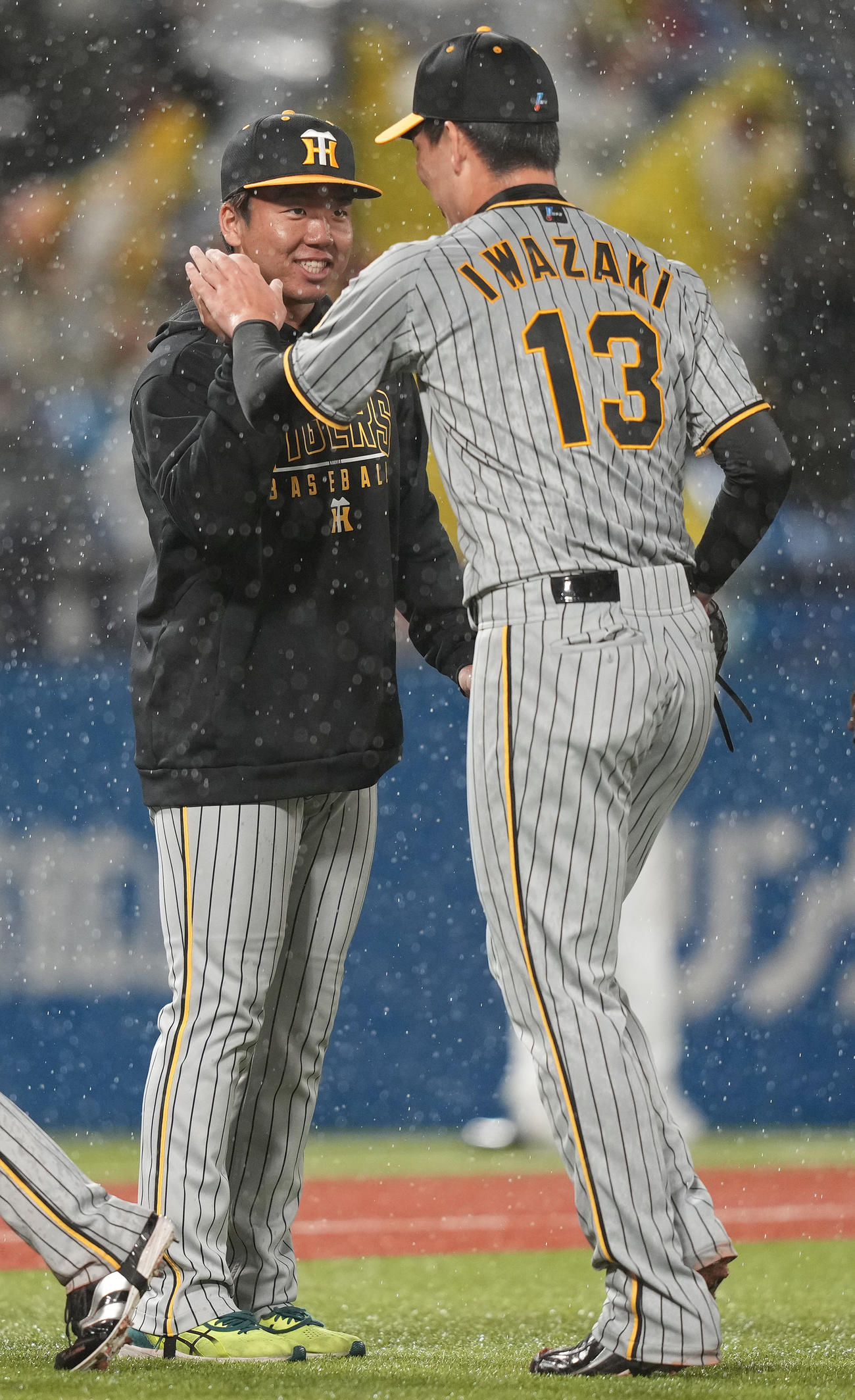 ヤクルト対阪神　勝利投手の阪神村上（左）は岩崎からウイニングボールを受け取る（撮影・鈴木みどり）
