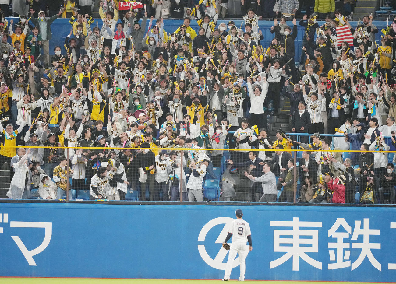 ヤクルト対阪神　7回表阪神無死一、二塁、ノイジーの3点本塁打に沸く左中間スタンドのファン（撮影・鈴木みどり）