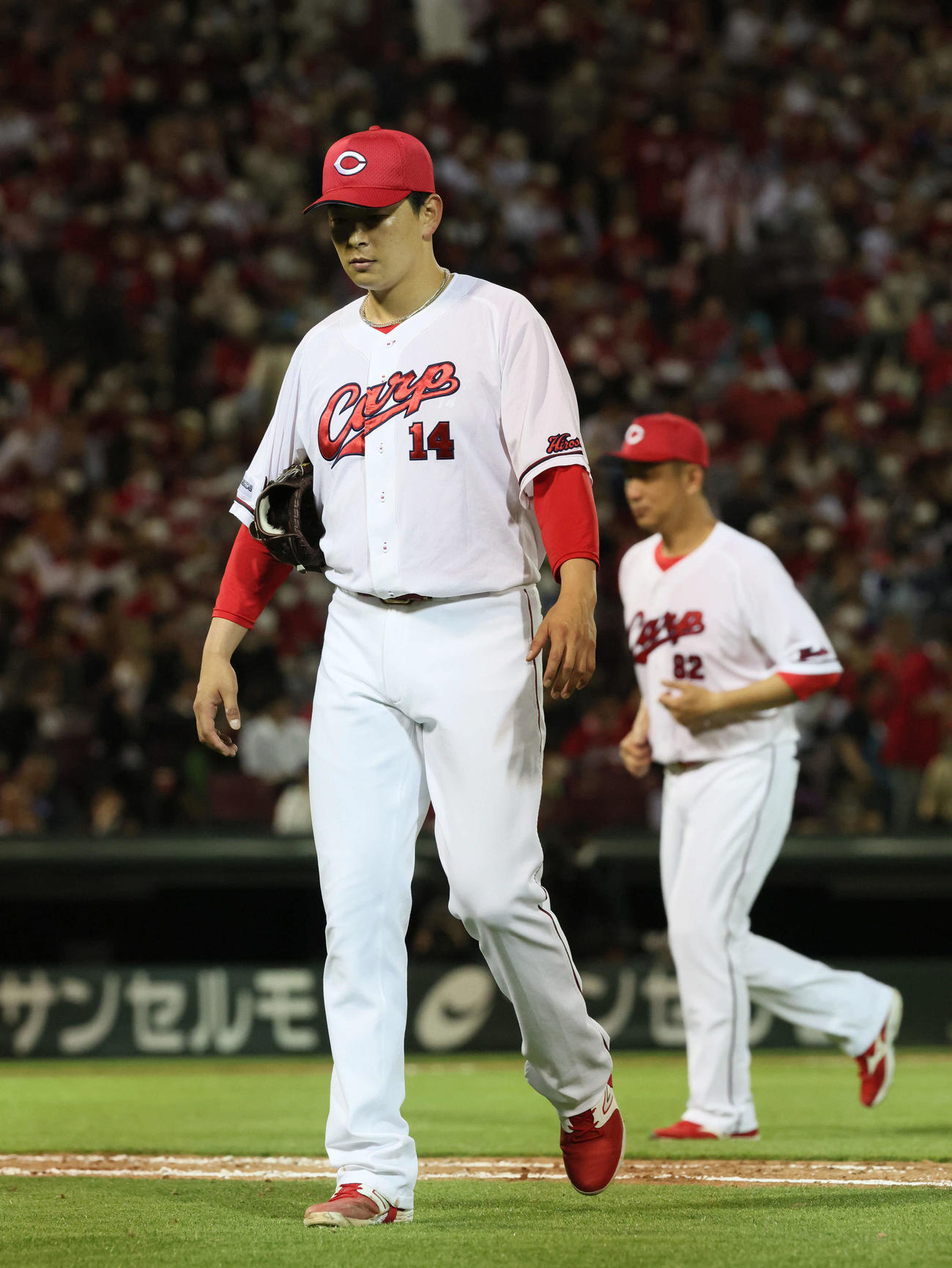 7回表中日2死二塁、降板する大瀬良（撮影・加藤孝規）