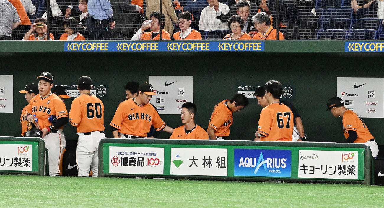 巨人対DeNA　試合に敗れ引き揚げる巨人の選手たち（撮影・滝沢徹郎）
